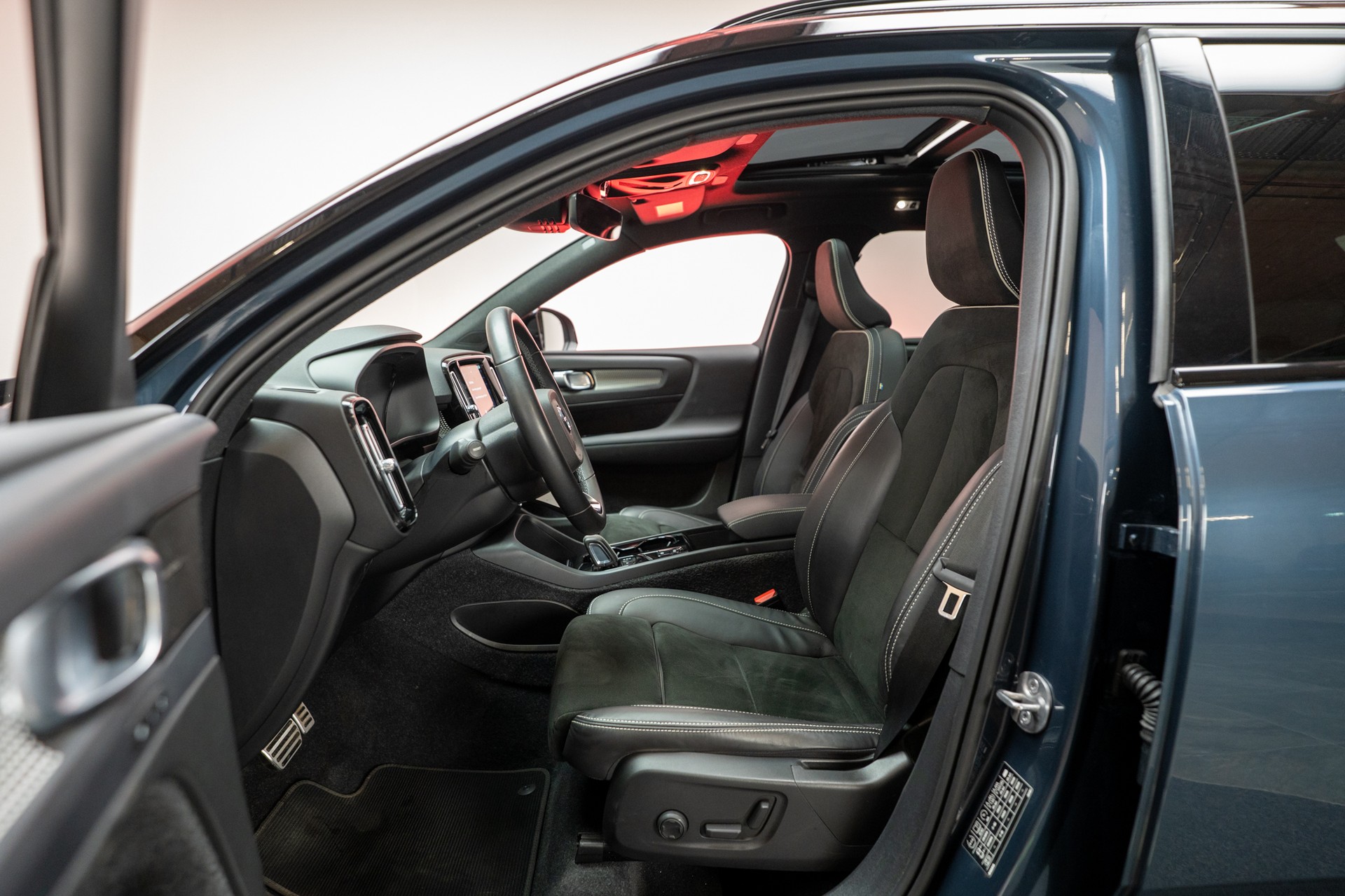 VOLVO XC40 1.5 T5 PiH R-Design / CH-Fahrzeug / Panorama / 360°Kamera /-image-8