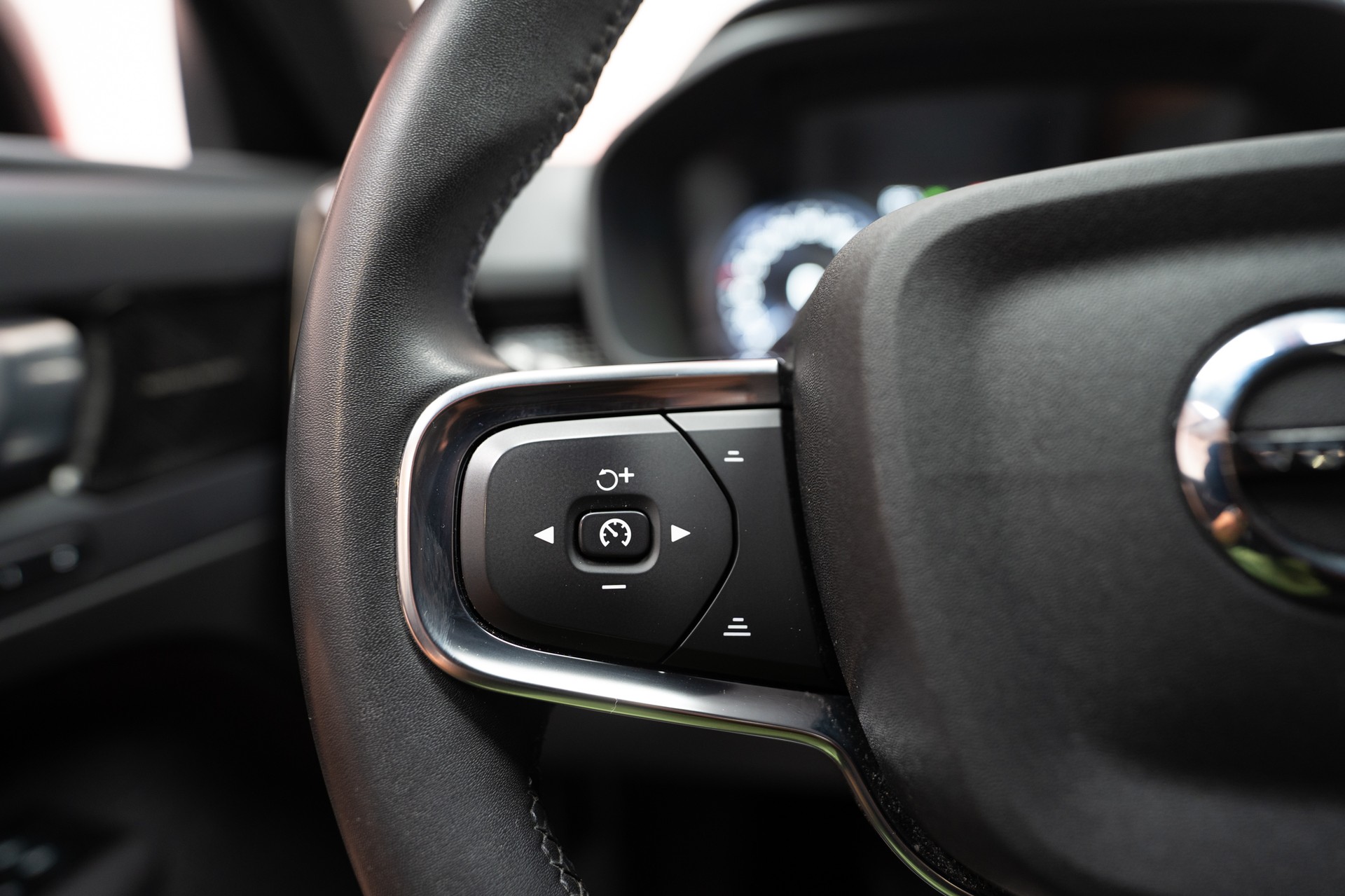 VOLVO XC40 1.5 T5 PiH R-Design / CH-Fahrzeug / Panorama / 360°Kamera /-image-20