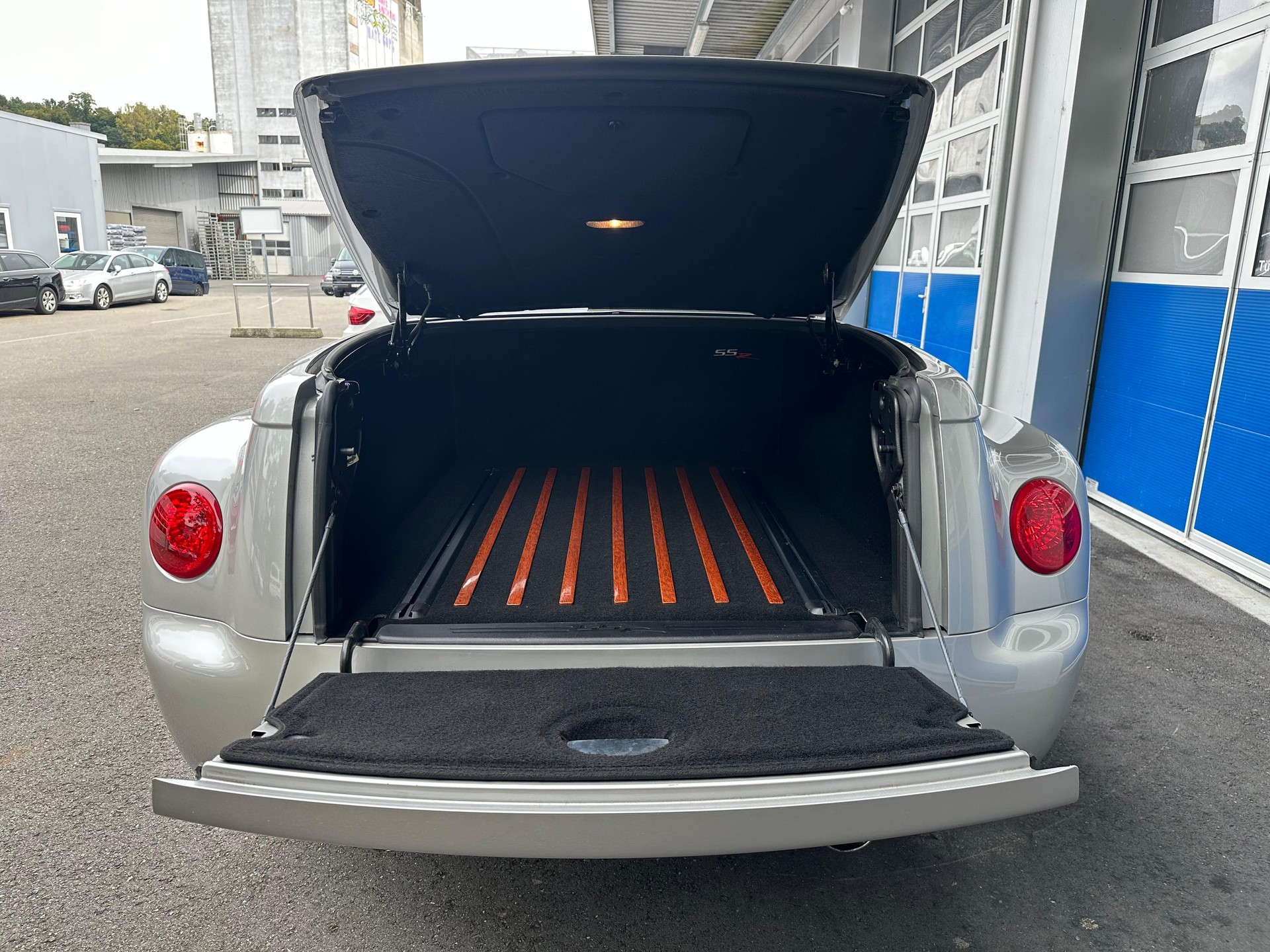 CHEVROLET SSR-image-5