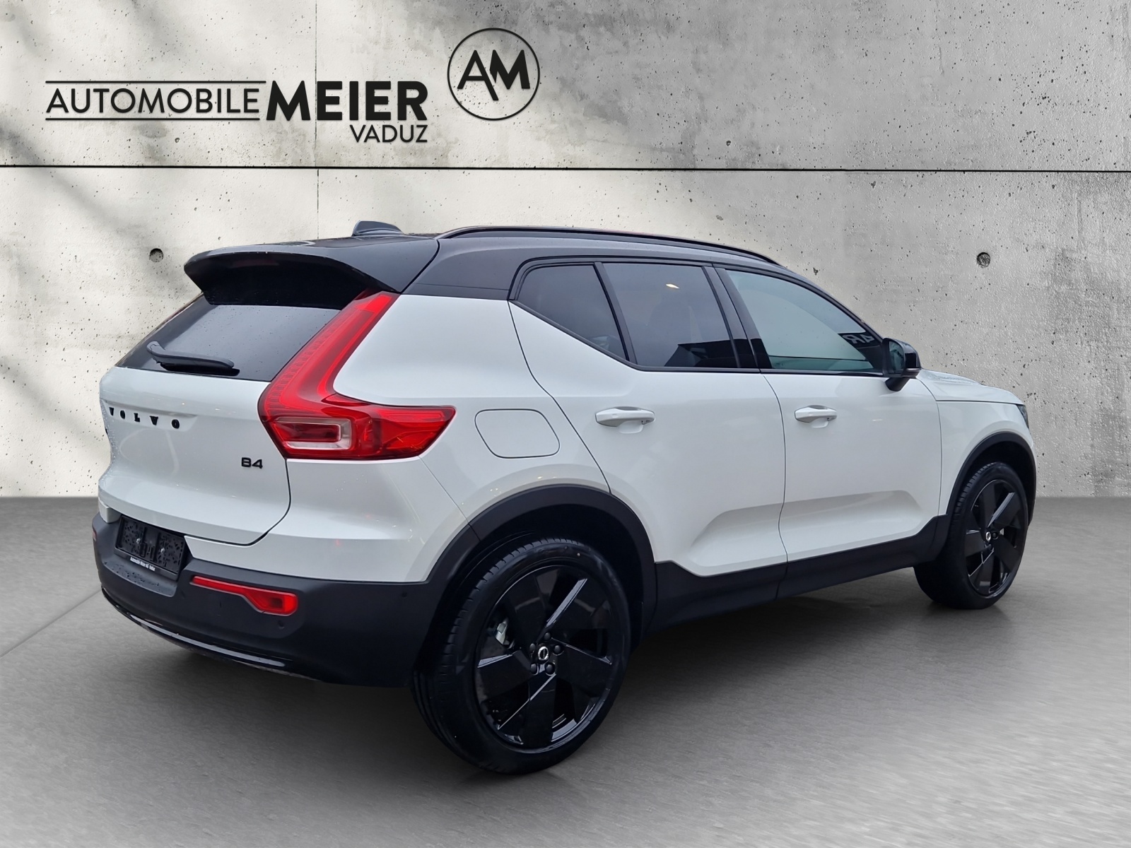 VOLVO XC40 2.0 B4 MH Black Edition-showroom-element-3
