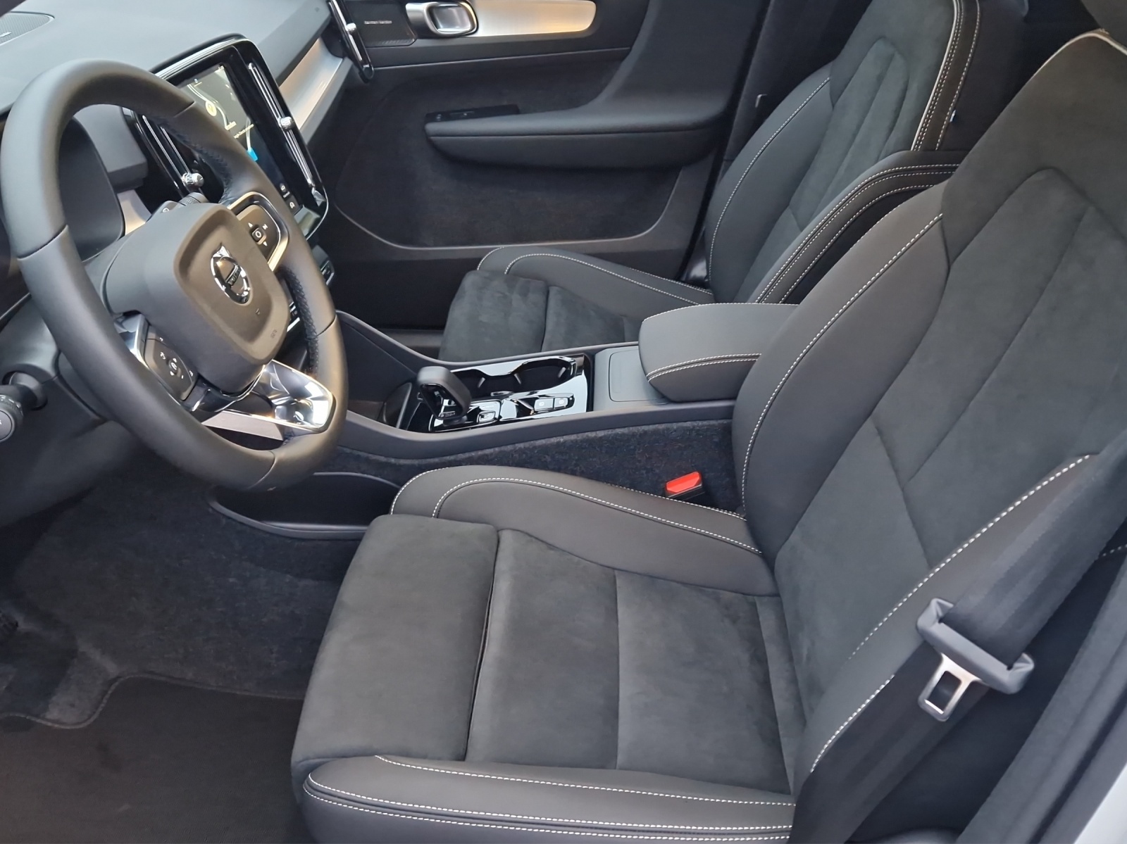 VOLVO XC40 2.0 B4 MH Black Edition-showroom-element-2