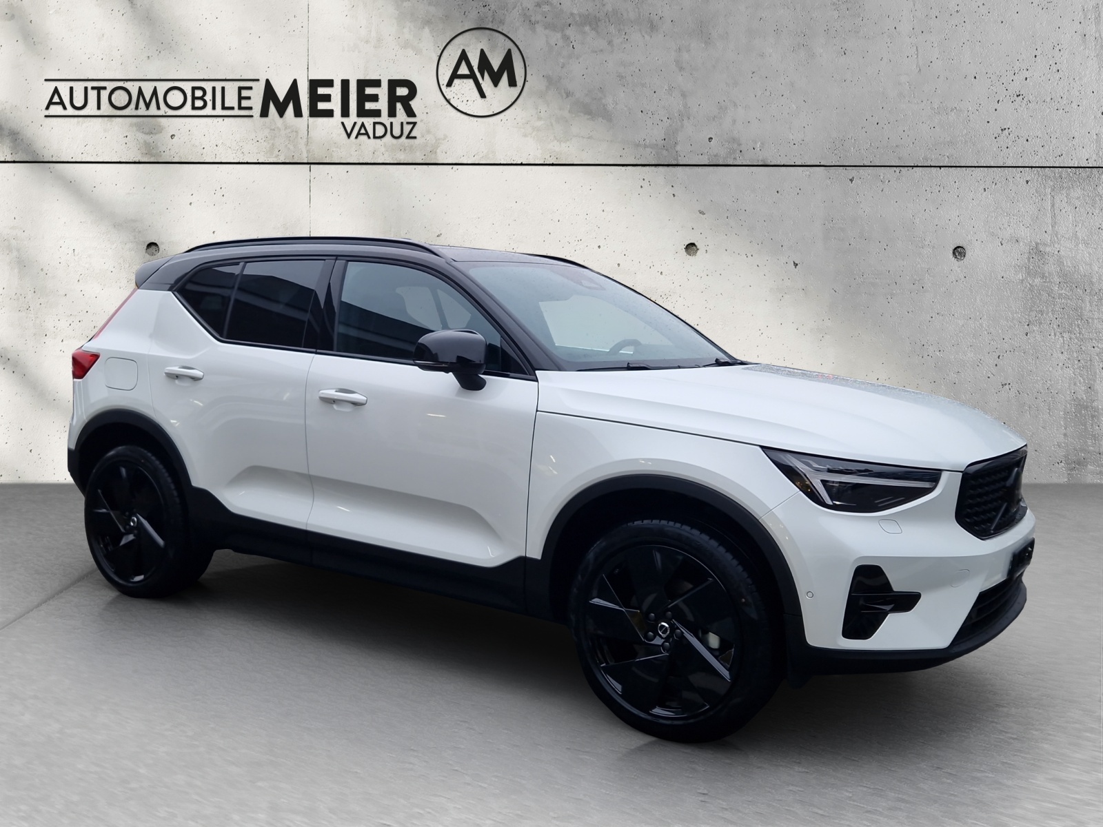 VOLVO XC40 2.0 B4 MH Black Edition-showroom-element-1