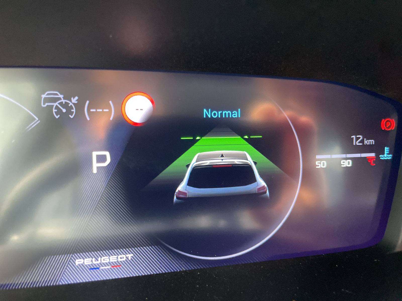 PEUGEOT 208 1.2 Hybrid Allure Premium-image-9