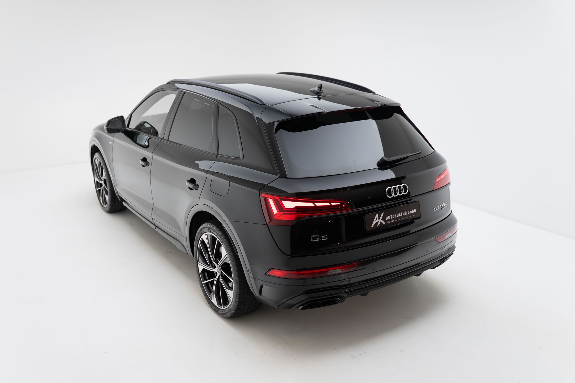AUDI Q5 50 TFSI e PHEV Black Edition quattro S-tronic - AUDI Exclusive-image-11