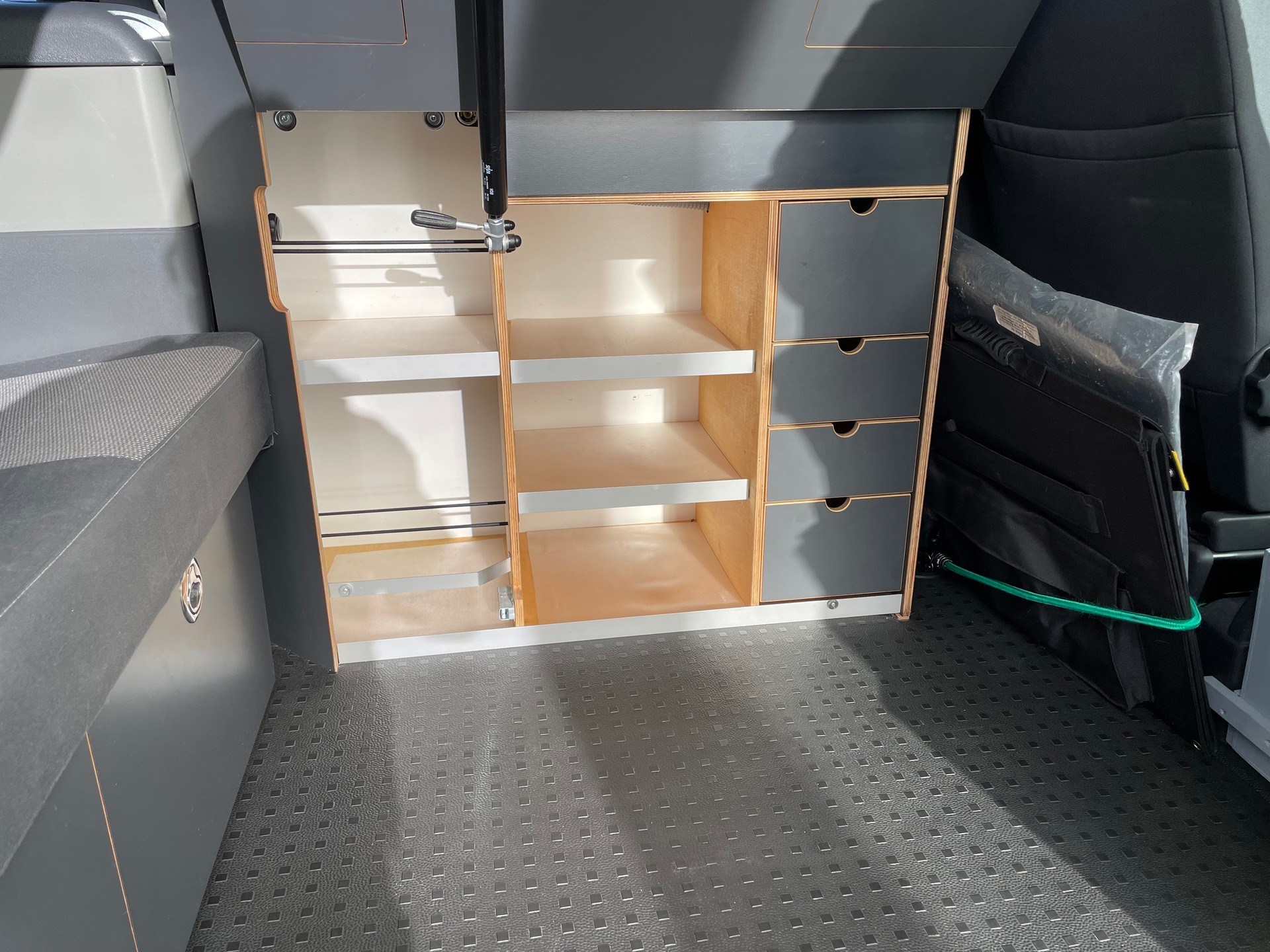 VW T5 SpaceCamper Classic LWB-image-8