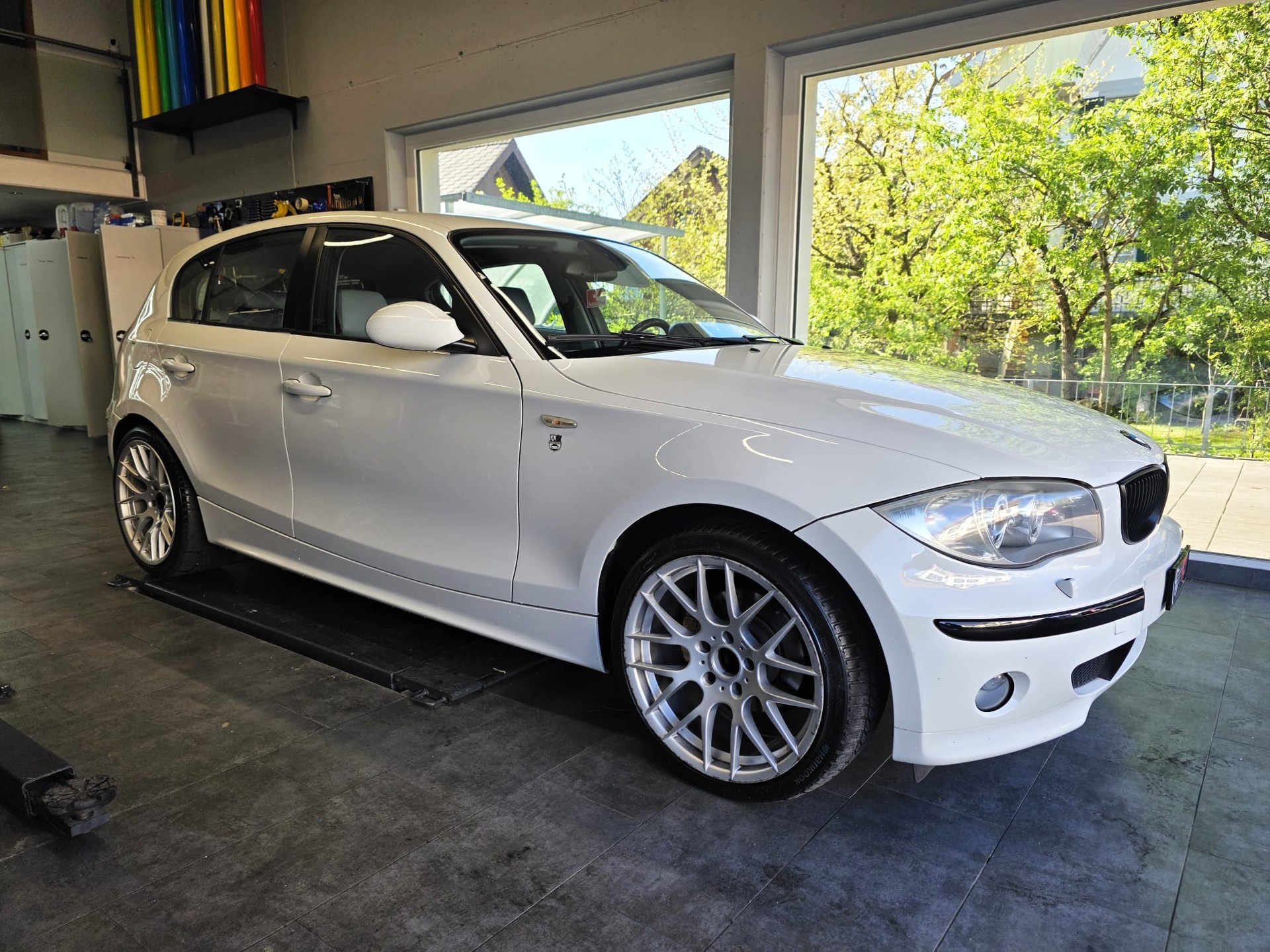 BMW 120i-showroom-element-3