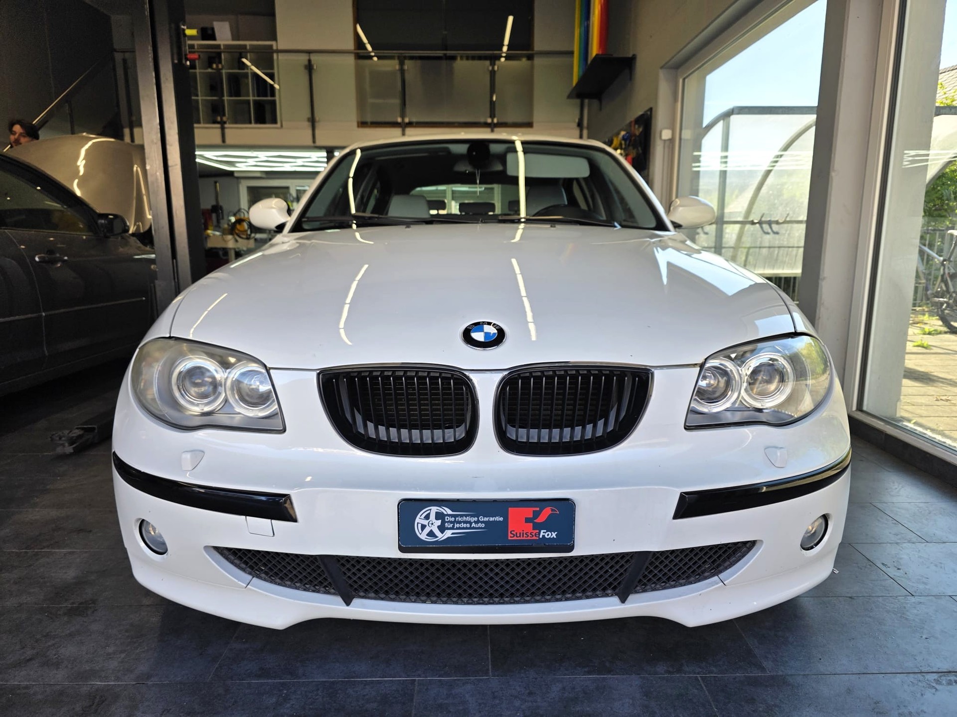 BMW 120i-showroom-element-1
