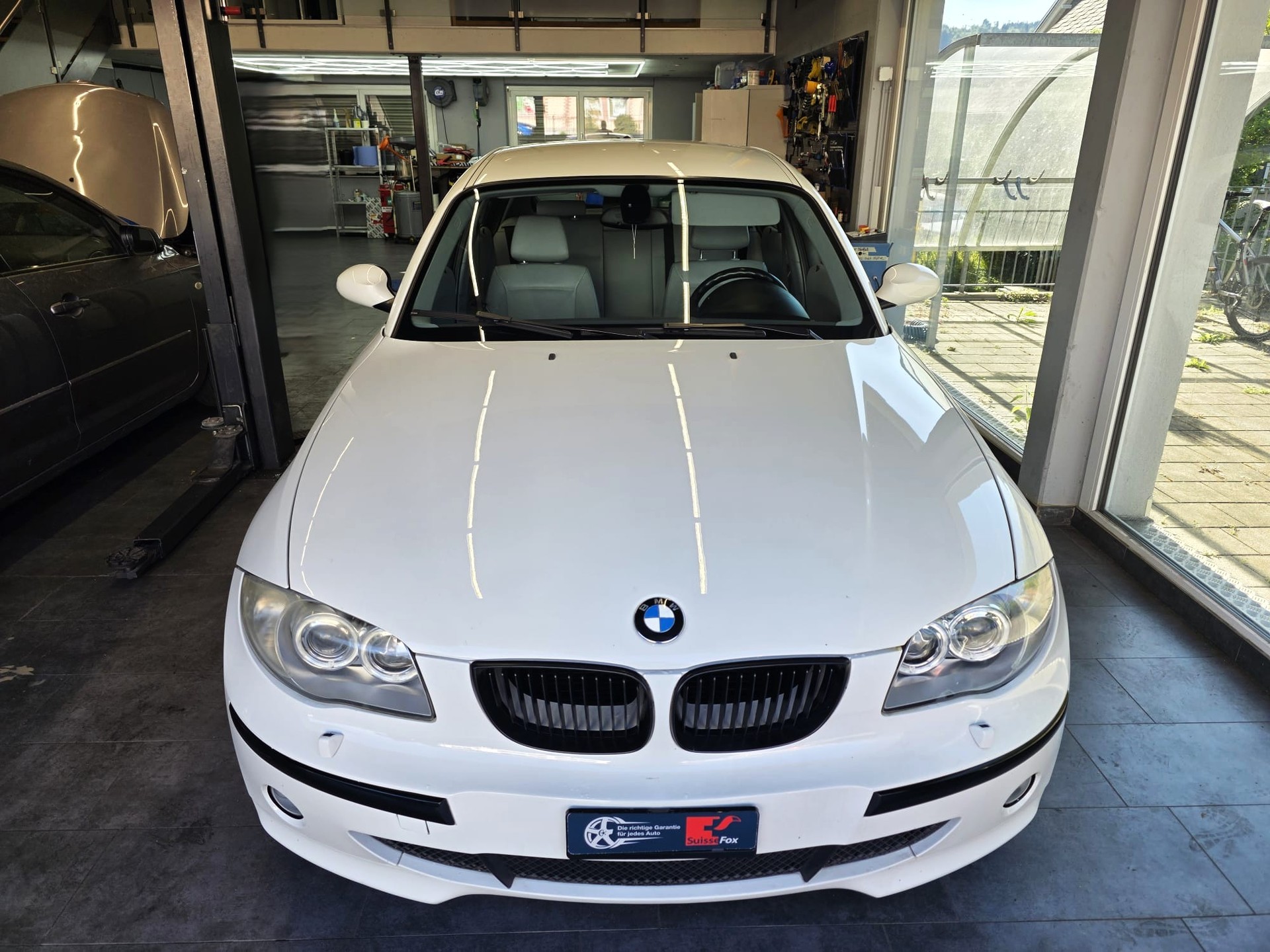 BMW 120i-showroom-element-2