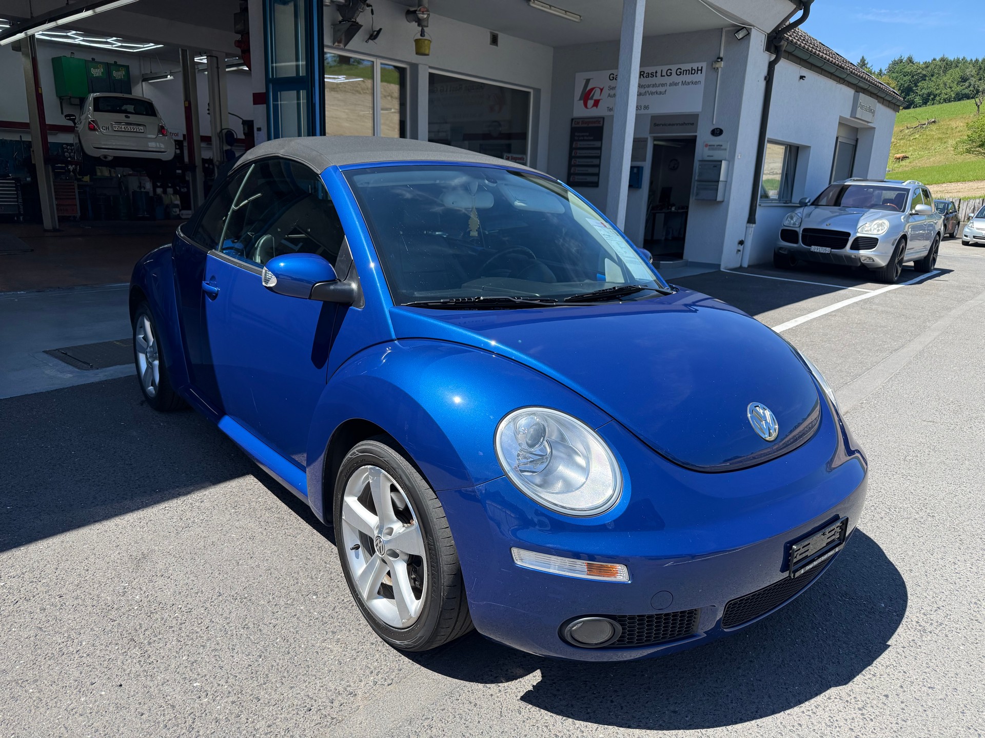 VW Beetle Cabrio 1.8 T-showroom-element-1