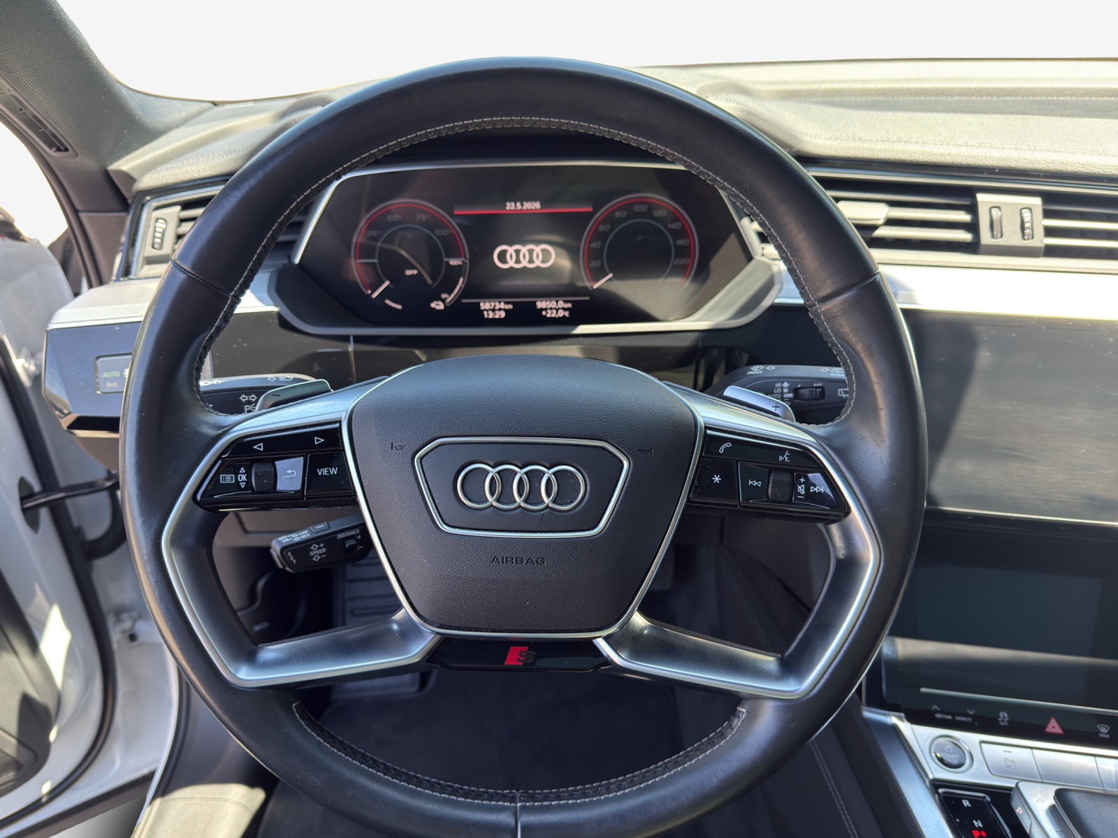AUDI e-tron 50 S Line quattro-image-10