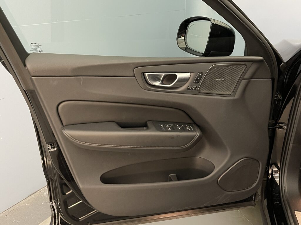 VOLVO XC60 2.0 T6 TE Ultimate Dark eAWD-image-9