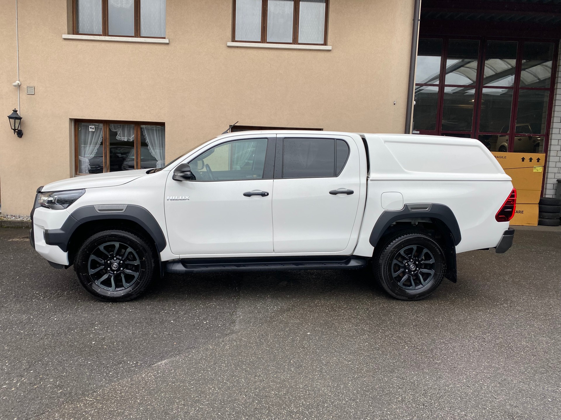 TOYOTA Hilux 2.8D-4D Invincible Double Cab 4x4 A-image-9