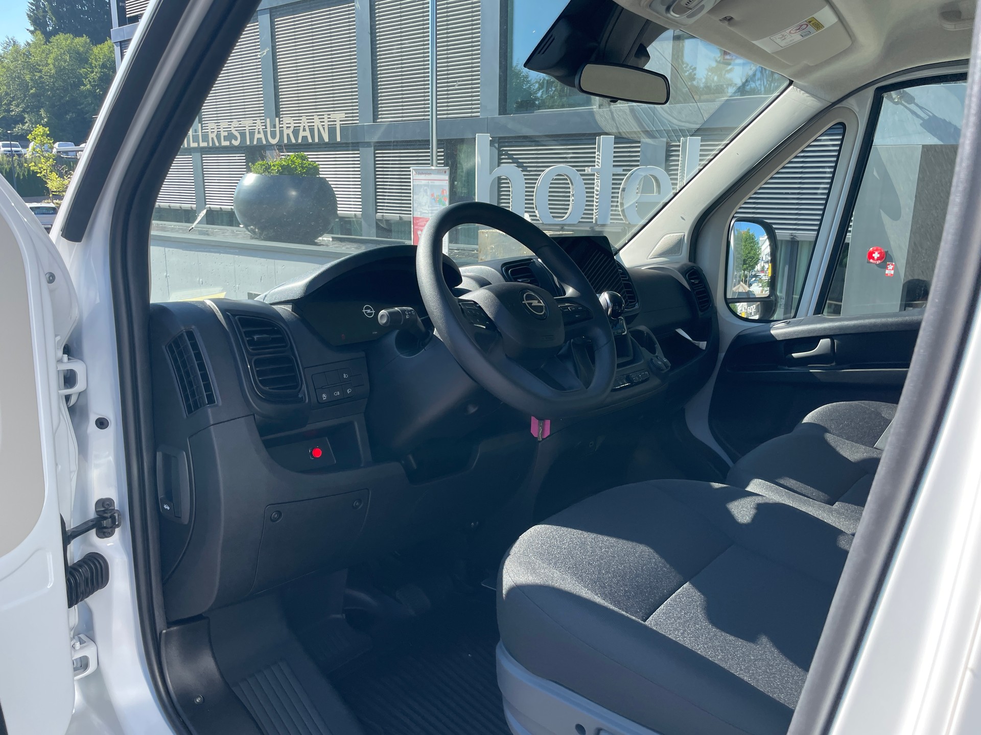 OPEL Movano L4 mit AHK + Rückfahrkamera / Kofferumbau-image-13
