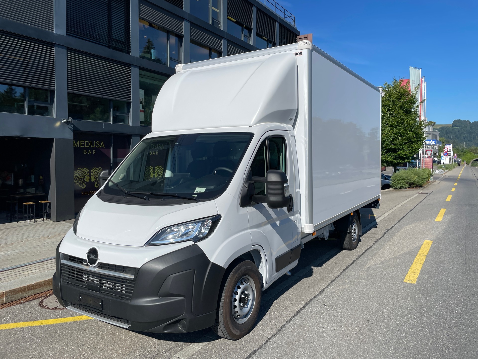 OPEL Movano L4 mit AHK + Rückfahrkamera / Kofferumbau