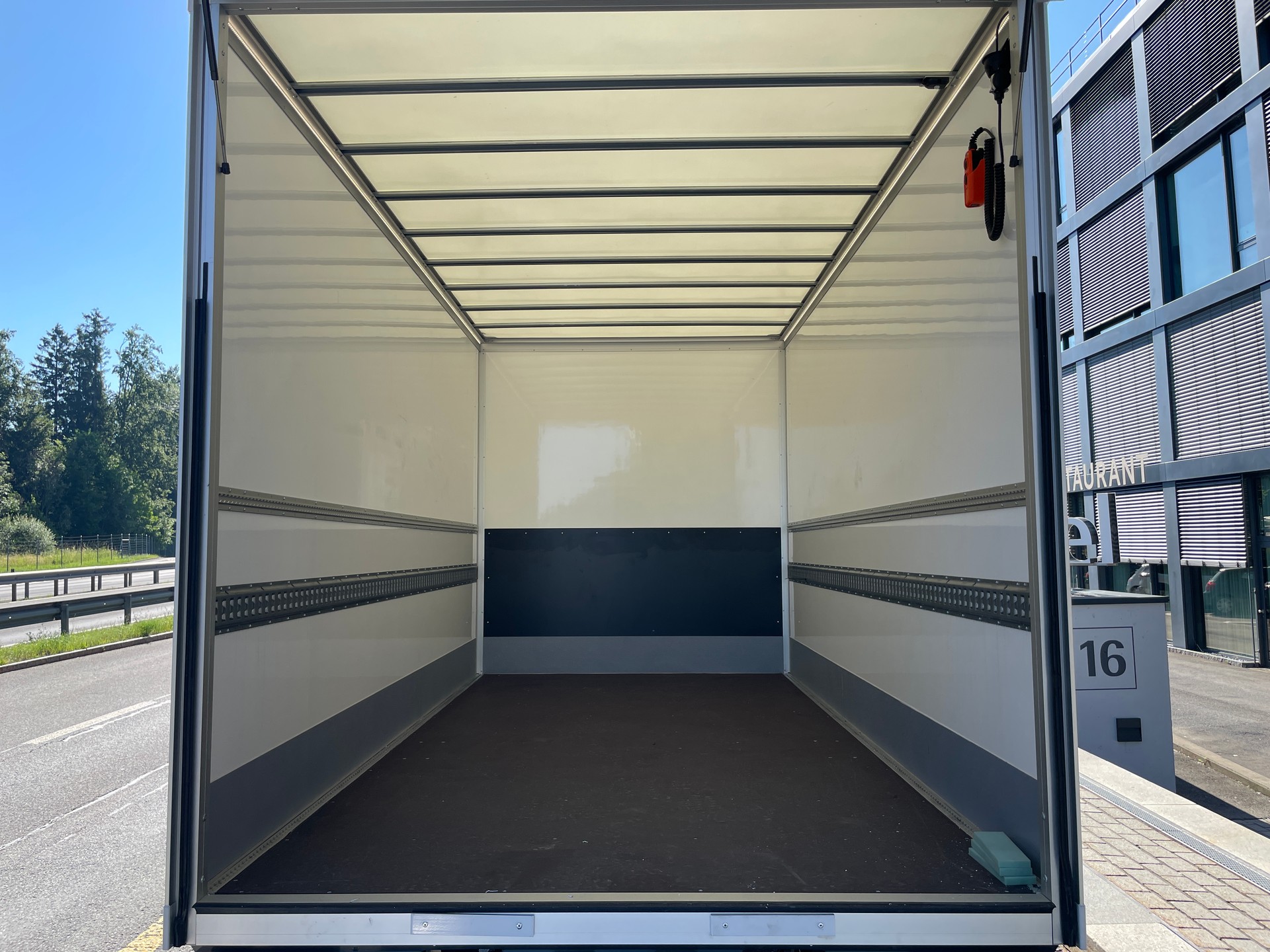 OPEL Movano L4 mit AHK + Rückfahrkamera / Kofferumbau-image-9