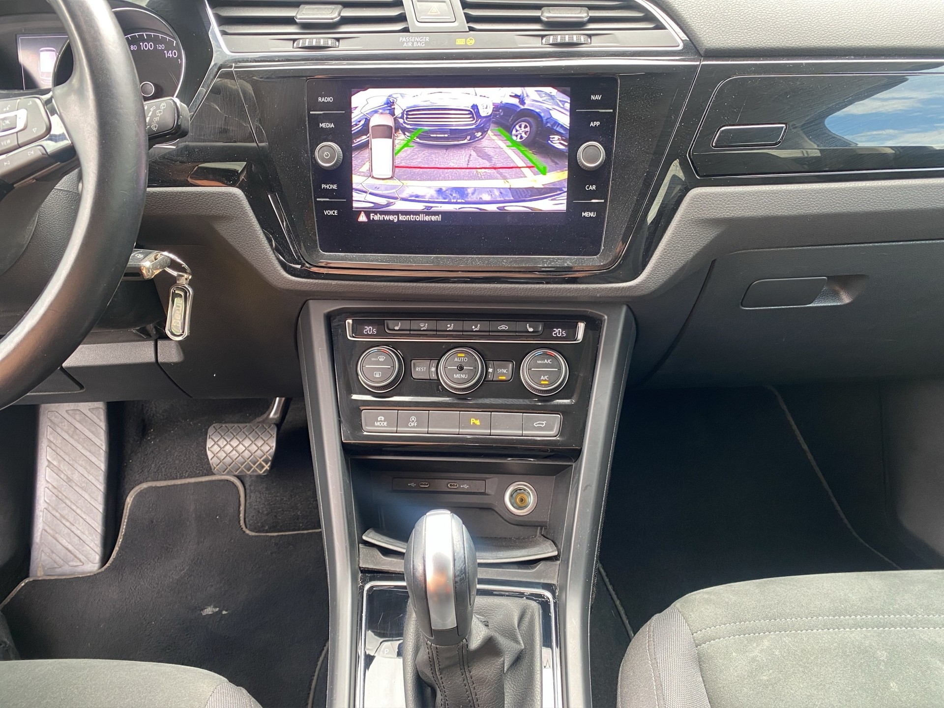 VW Touran 1.5 TSI EVO Comfortline DSG 7 Sitze-image-11