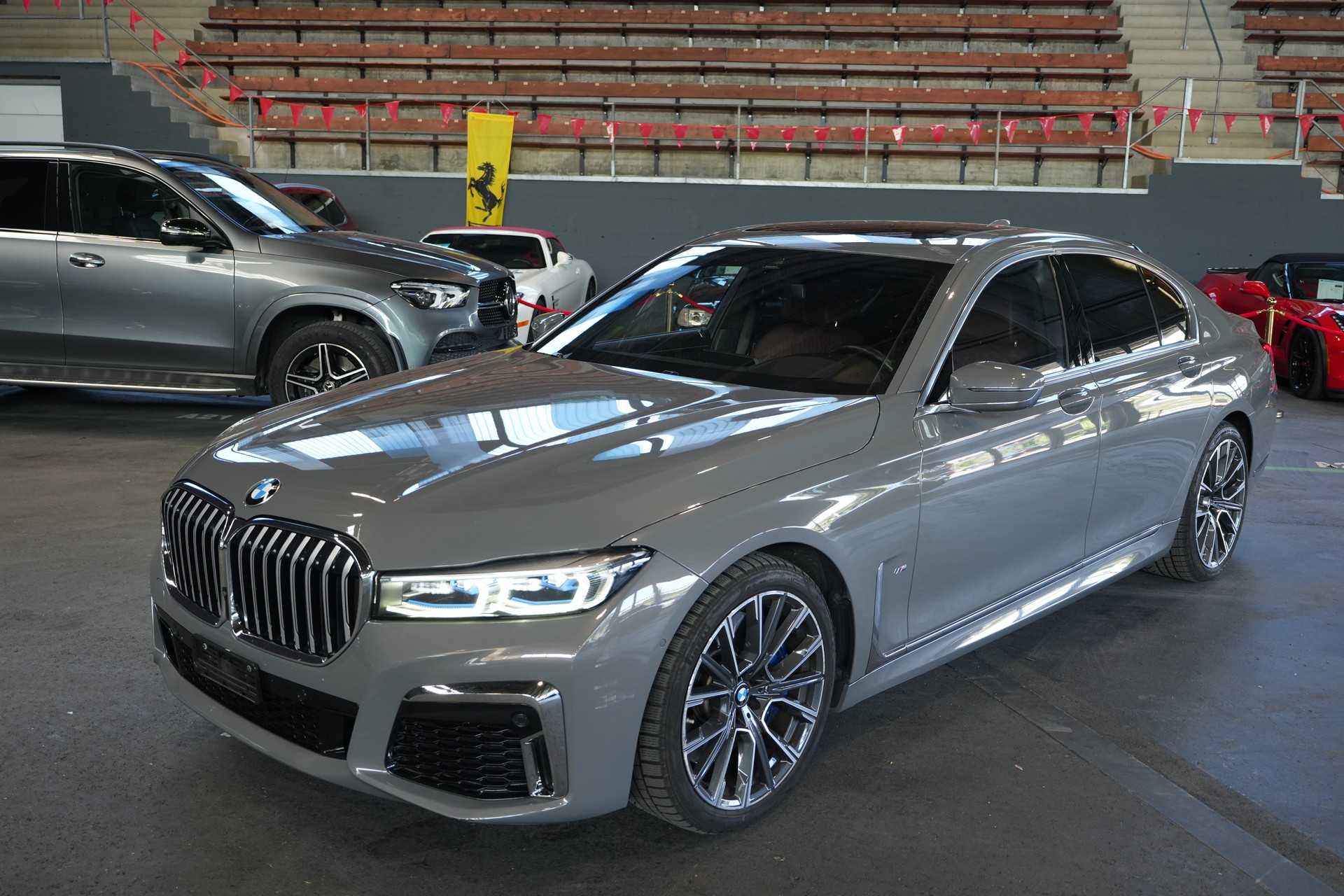 BMW 750i xDrive Steptronic-showroom-element-1