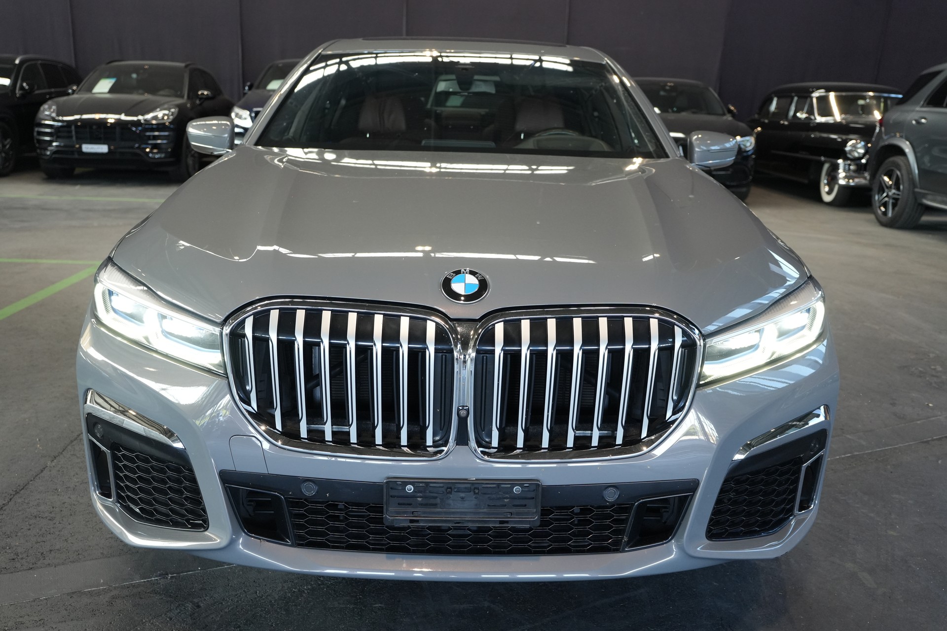 BMW 750i xDrive Steptronic-showroom-element-2