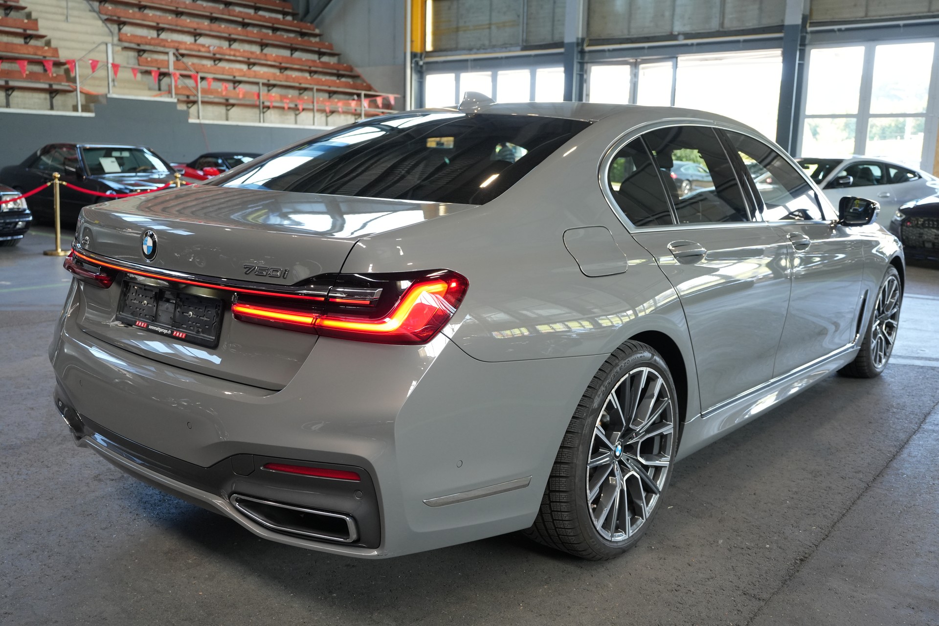 BMW 750i xDrive Steptronic-showroom-element-3