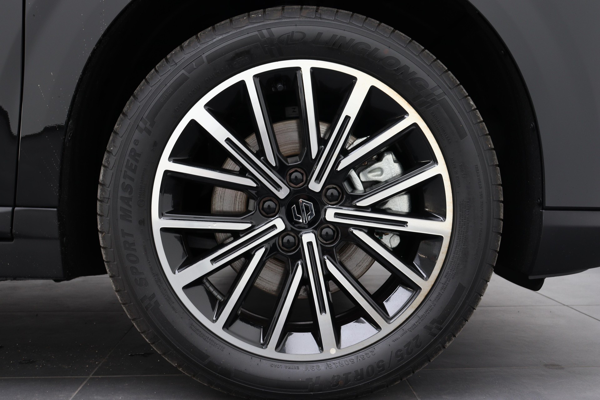 LEAPMOTOR B10 1.5 Hybrid EV-image-5