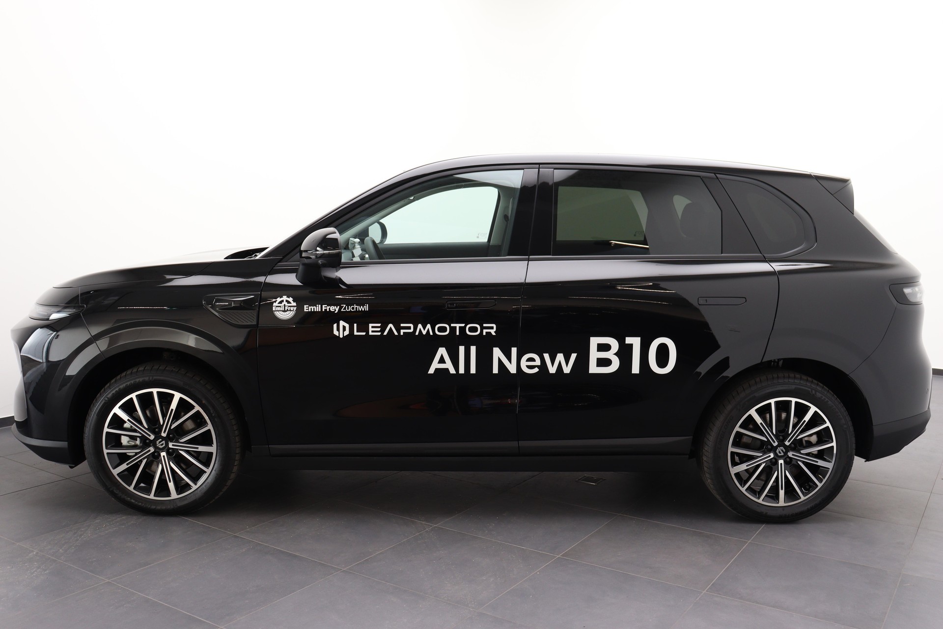 LEAPMOTOR B10 1.5 Hybrid EV-showroom-element-1
