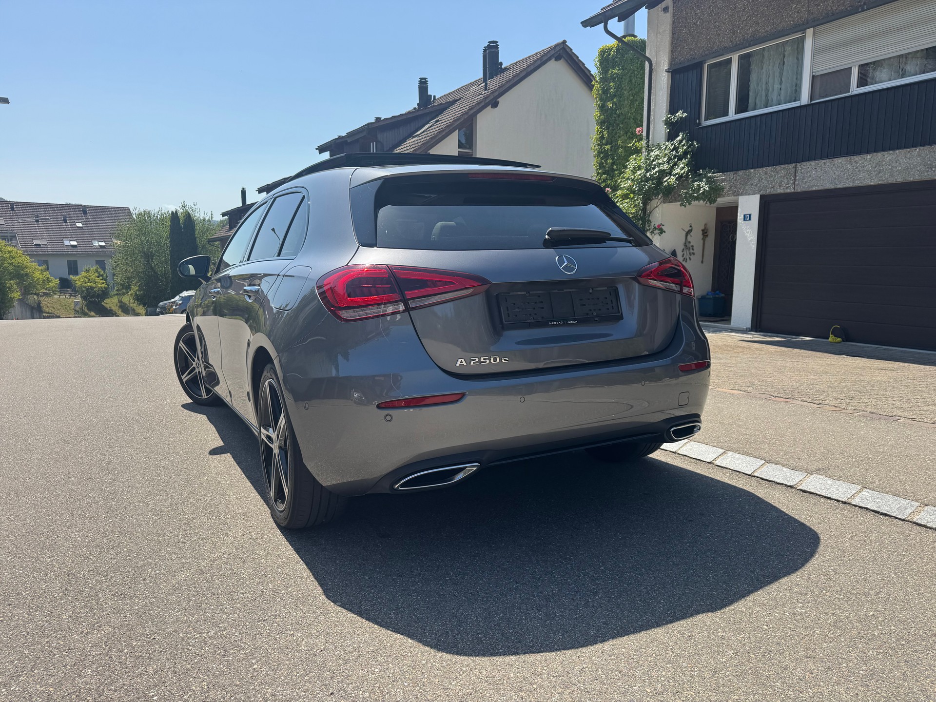MERCEDES-BENZ A250 AMG*AHK*Sitzheizung&Kühlung*360Kamera*Keyless Go*8-fach bereift*Panoramadach*218PS*-image-3