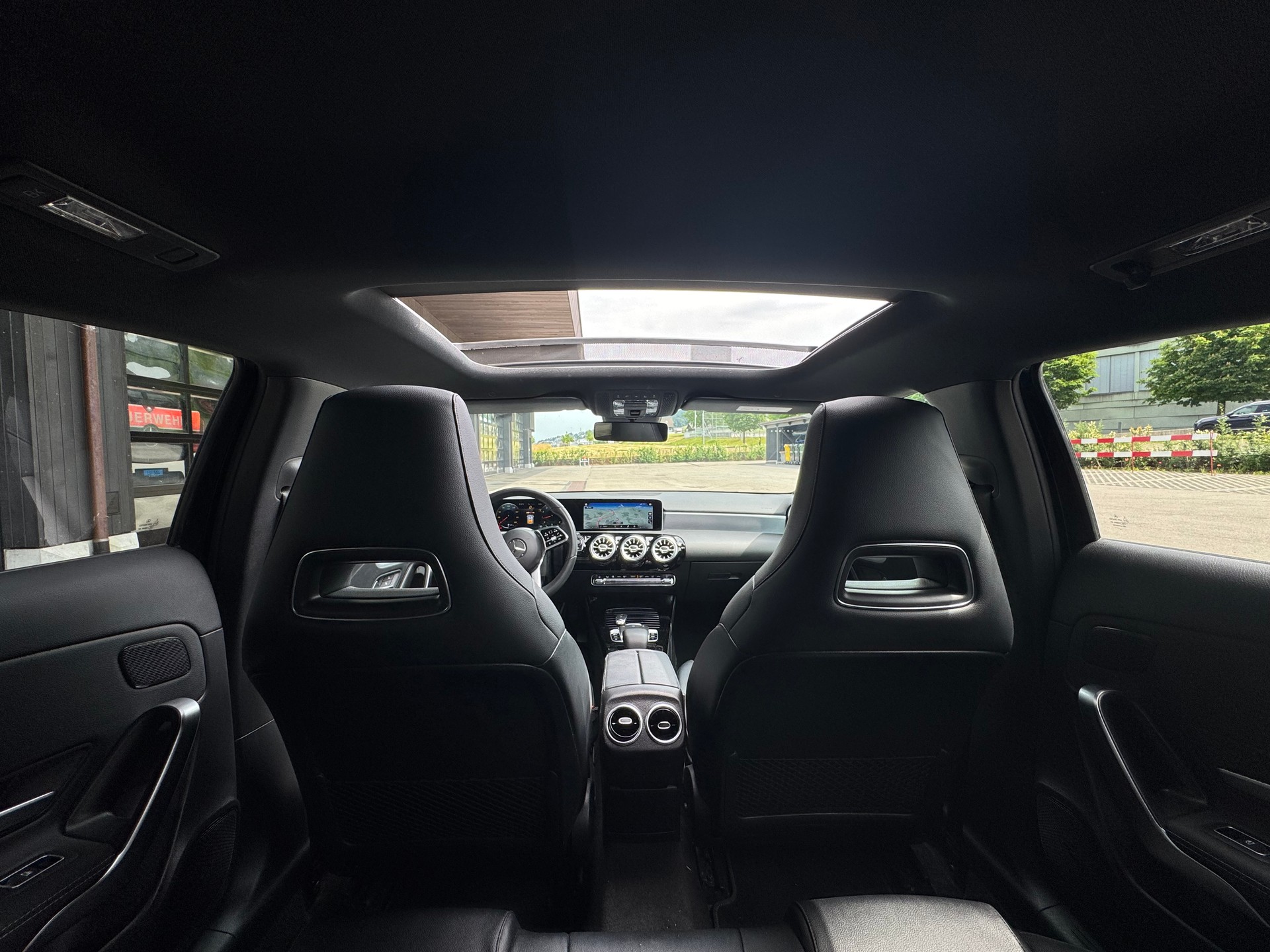 MERCEDES-BENZ A 180 AMG Line*CH Auto*Panoramadach*Elekt.Sitze*Gratis Service* frisch MFK* Volltank*-image-19