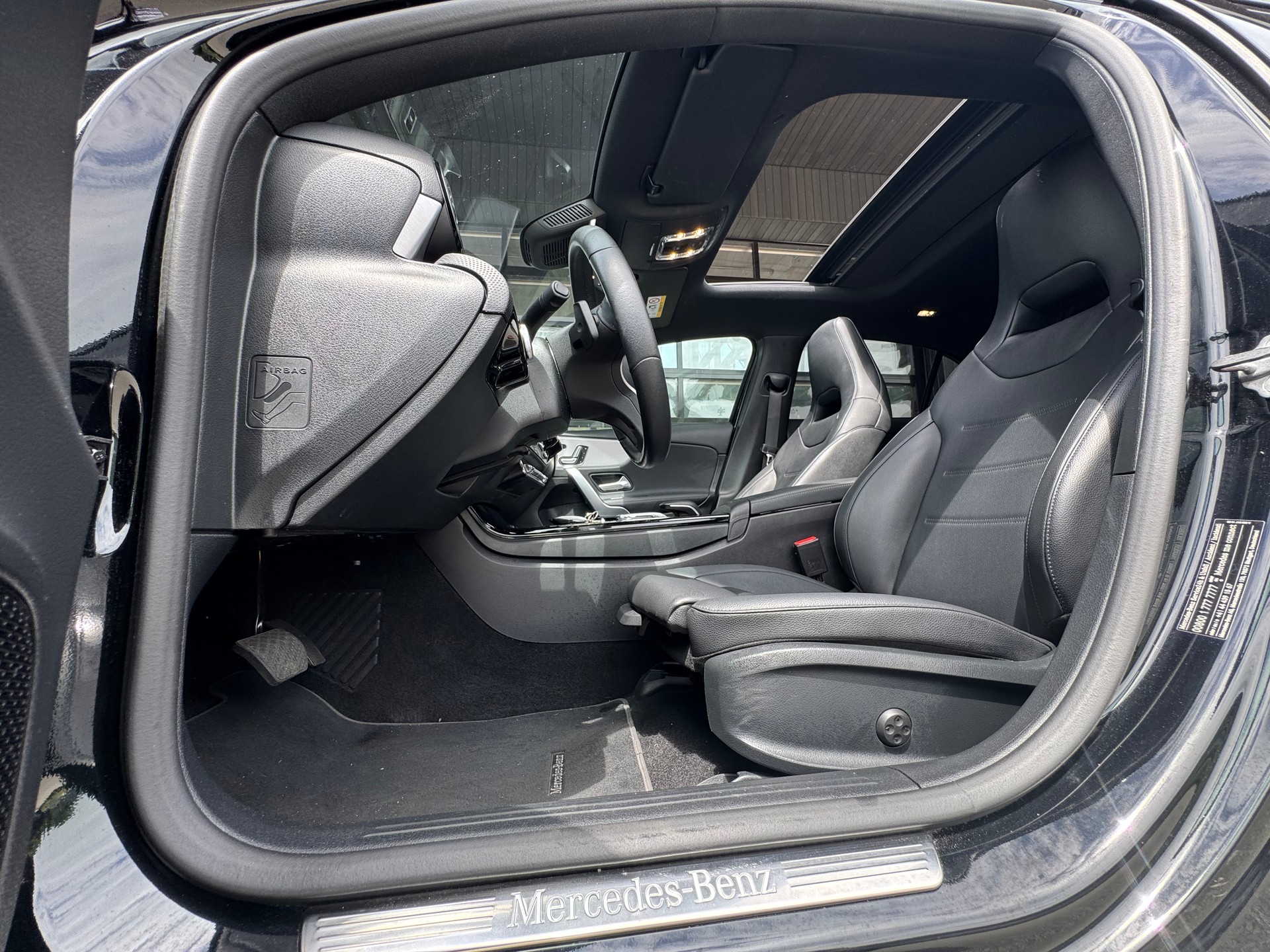 MERCEDES-BENZ A 180 AMG Line*CH Auto*Panoramadach*Elekt.Sitze*Gratis Service* frisch MFK* Volltank*-image-9