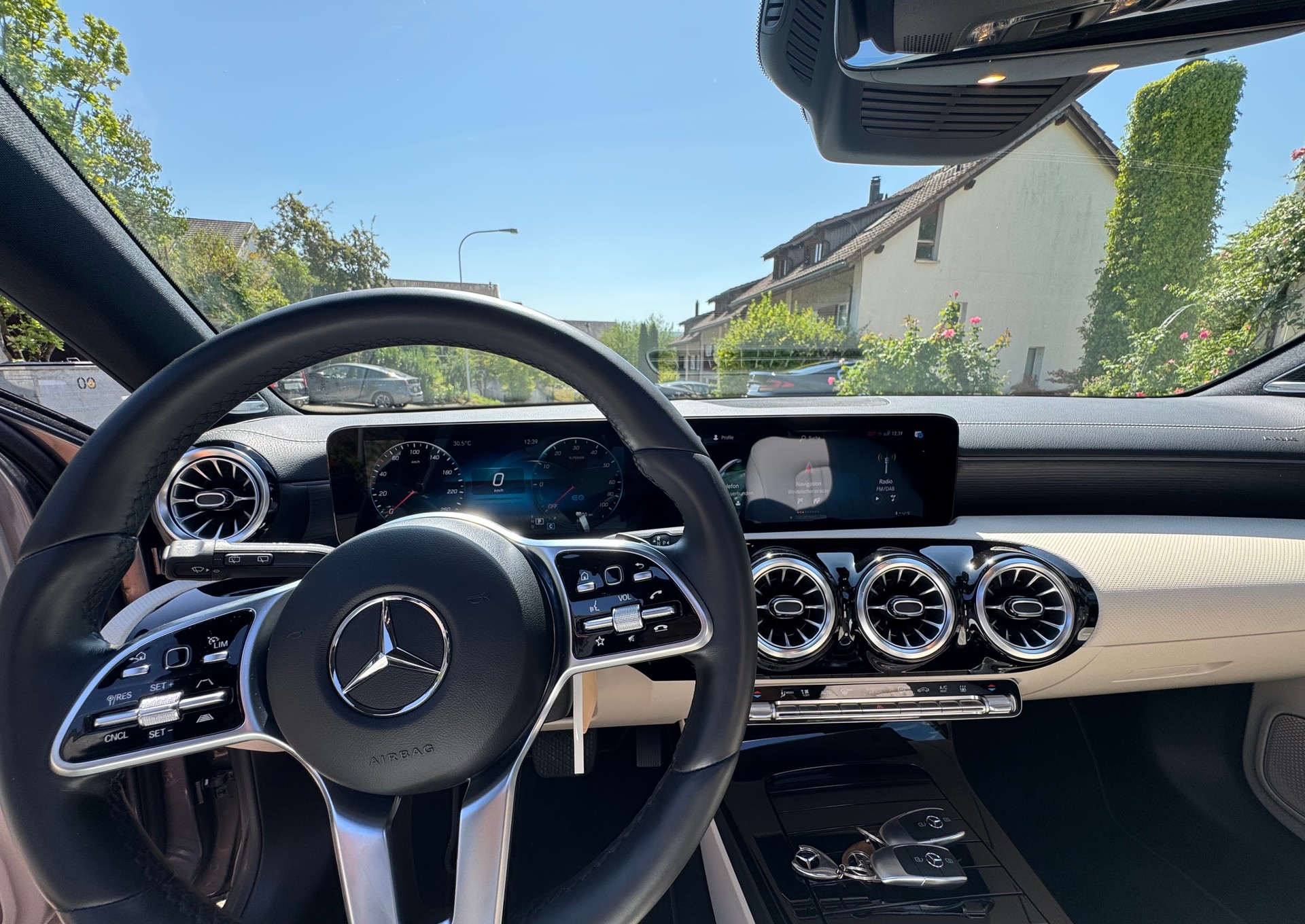MERCEDES-BENZ A250 AMG*AHK*Sitzheizung&Kühlung*360Kamera*Keyless Go*8-fach bereift*Panoramadach*218PS*-image-15