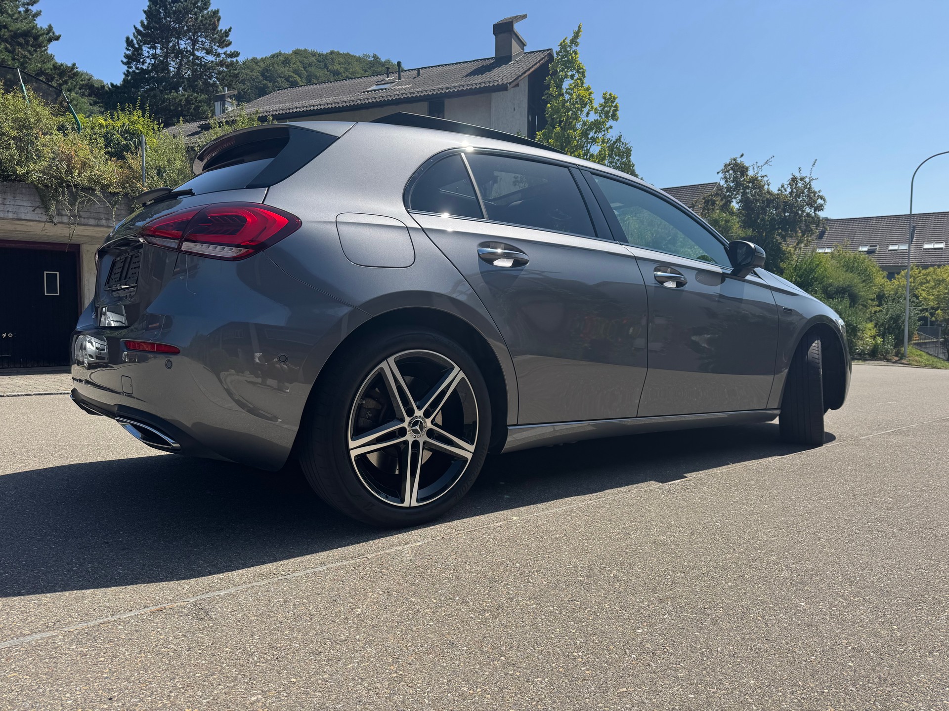 MERCEDES-BENZ A250 AMG*AHK*Sitzheizung&Kühlung*360Kamera*Keyless Go*8-fach bereift*Panoramadach*218PS*-image-4