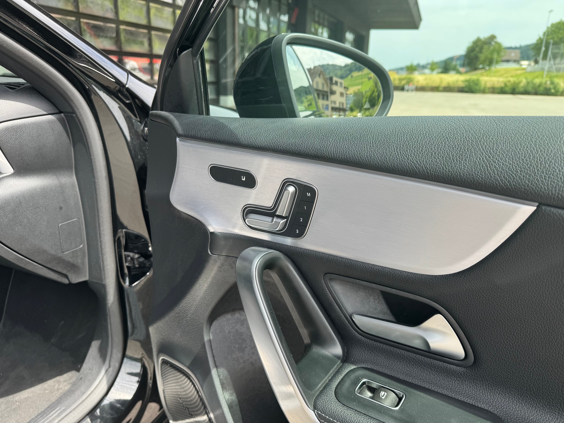 MERCEDES-BENZ A 180 AMG Line*CH Auto*Panoramadach*Elekt.Sitze*Gratis Service* frisch MFK* Volltank*-image-11