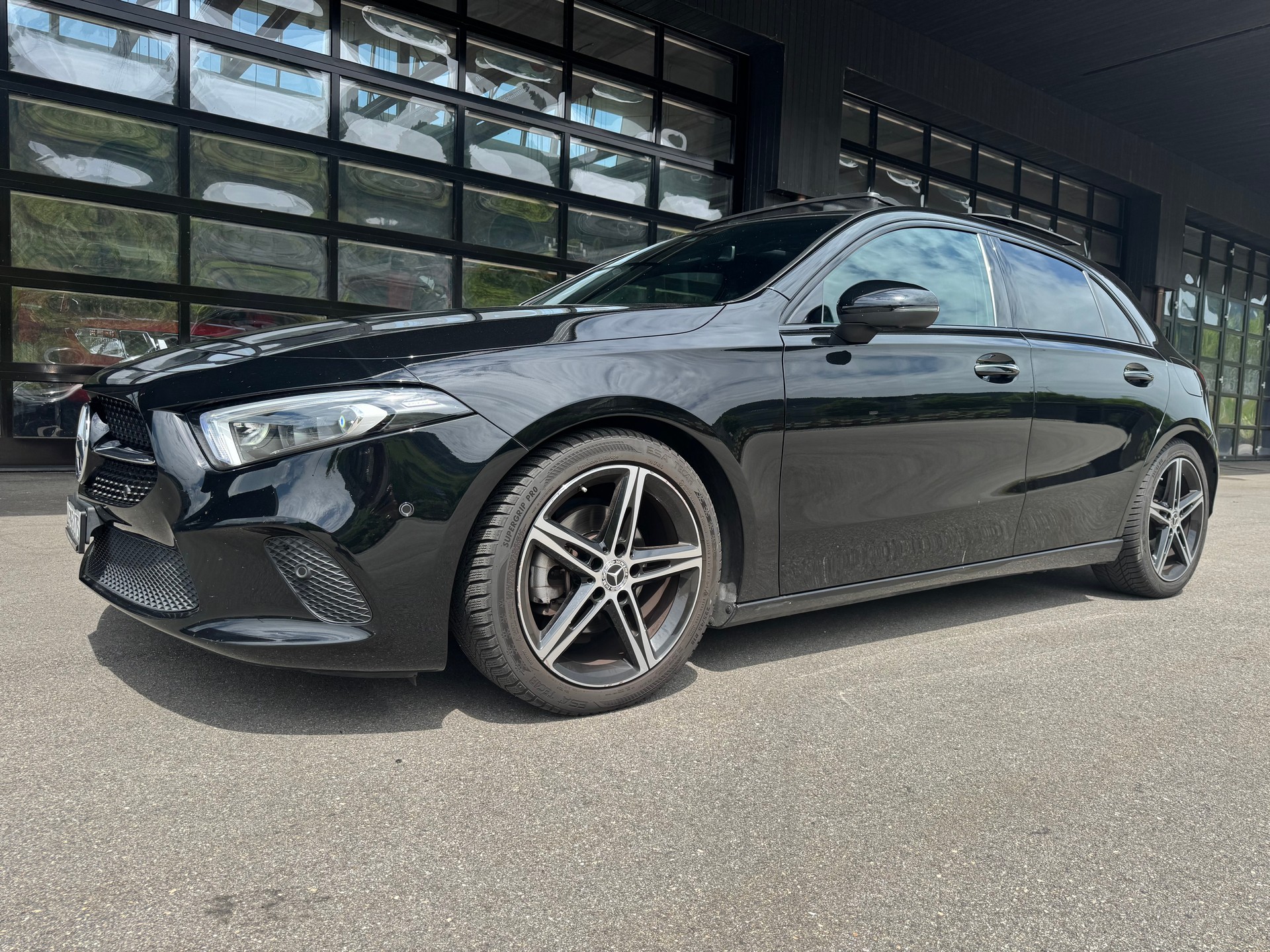 MERCEDES-BENZ A 180 AMG Line*Keyless Go*8-fach bereift*Panoramadach*