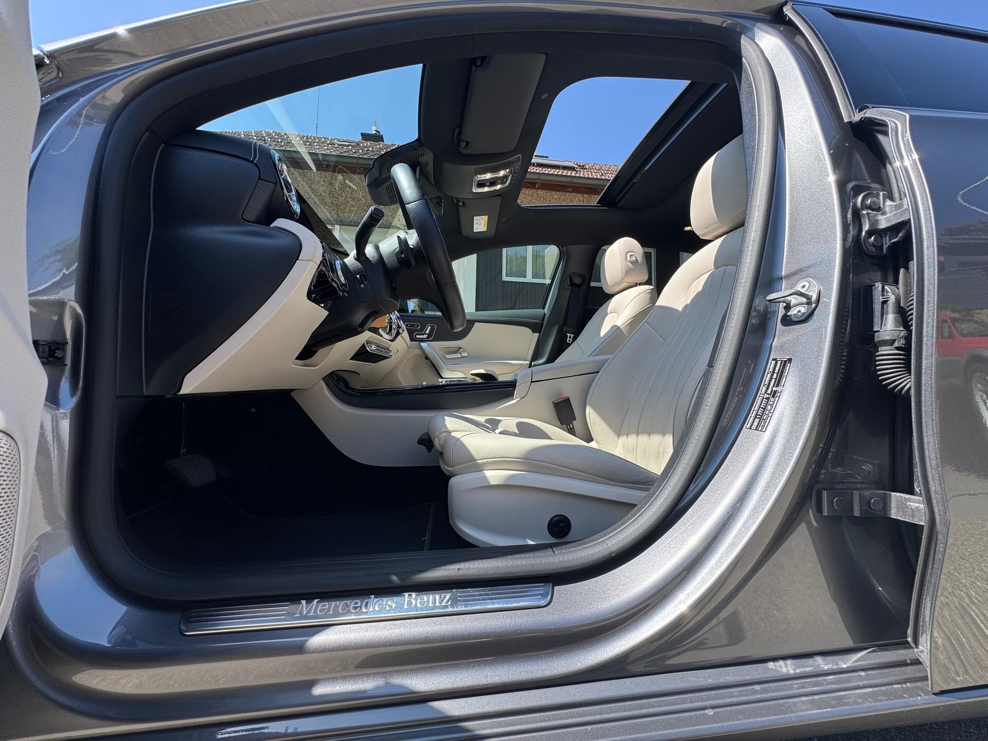 MERCEDES-BENZ A250 AMG*AHK*Sitzheizung&Kühlung*360Kamera*Keyless Go*8-fach bereift*Panoramadach*218PS*-image-7