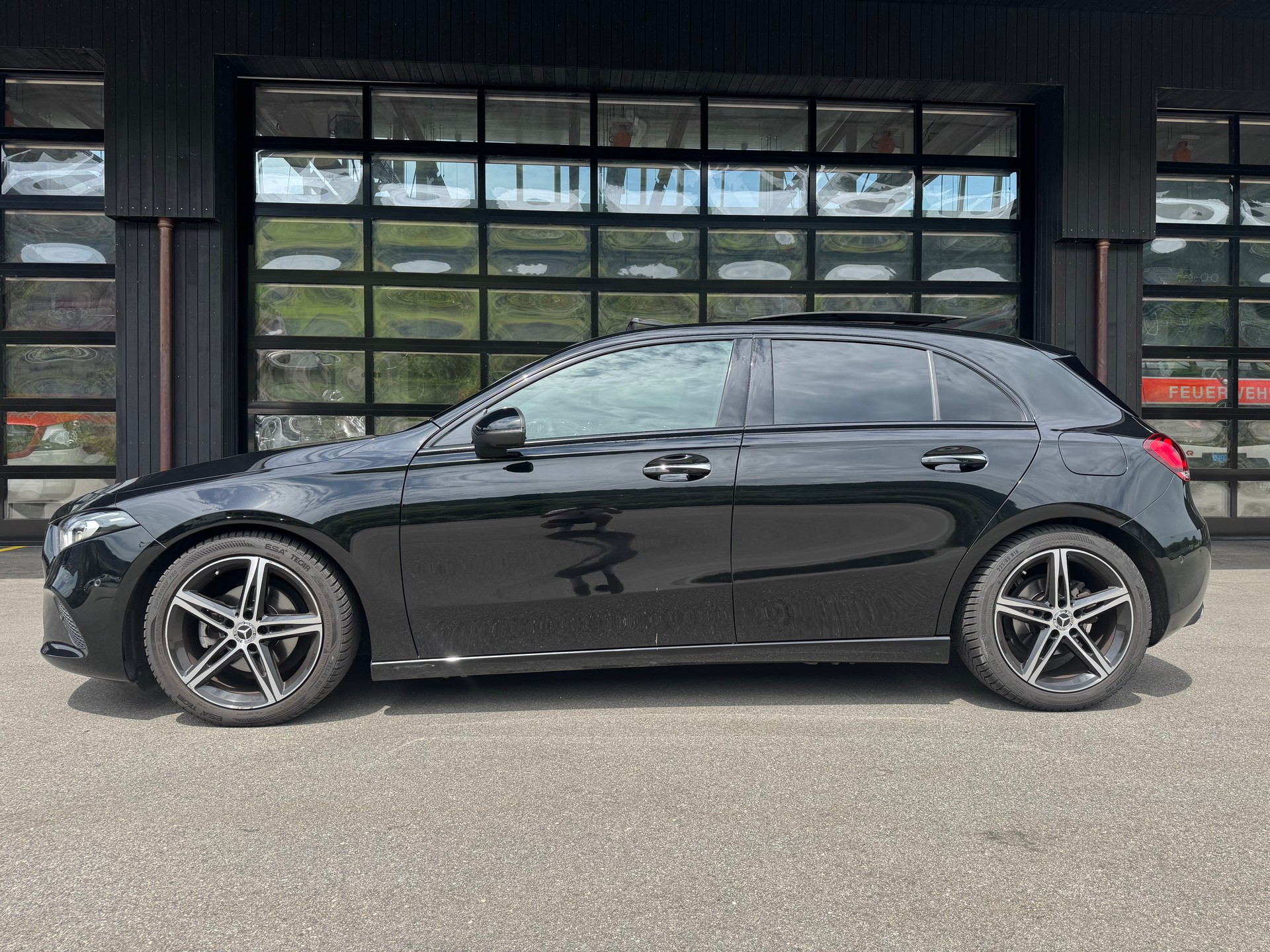 MERCEDES-BENZ A 180 AMG Line*CH Auto*Panoramadach*Elekt.Sitze*Gratis Service* frisch MFK* Volltank*-image-0