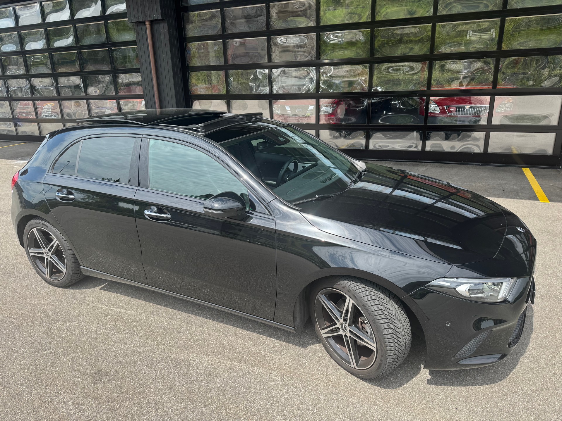 MERCEDES-BENZ A 180 AMG Line*CH Auto*Panoramadach*Elekt.Sitze*Gratis Service* frisch MFK* Volltank*-image-2
