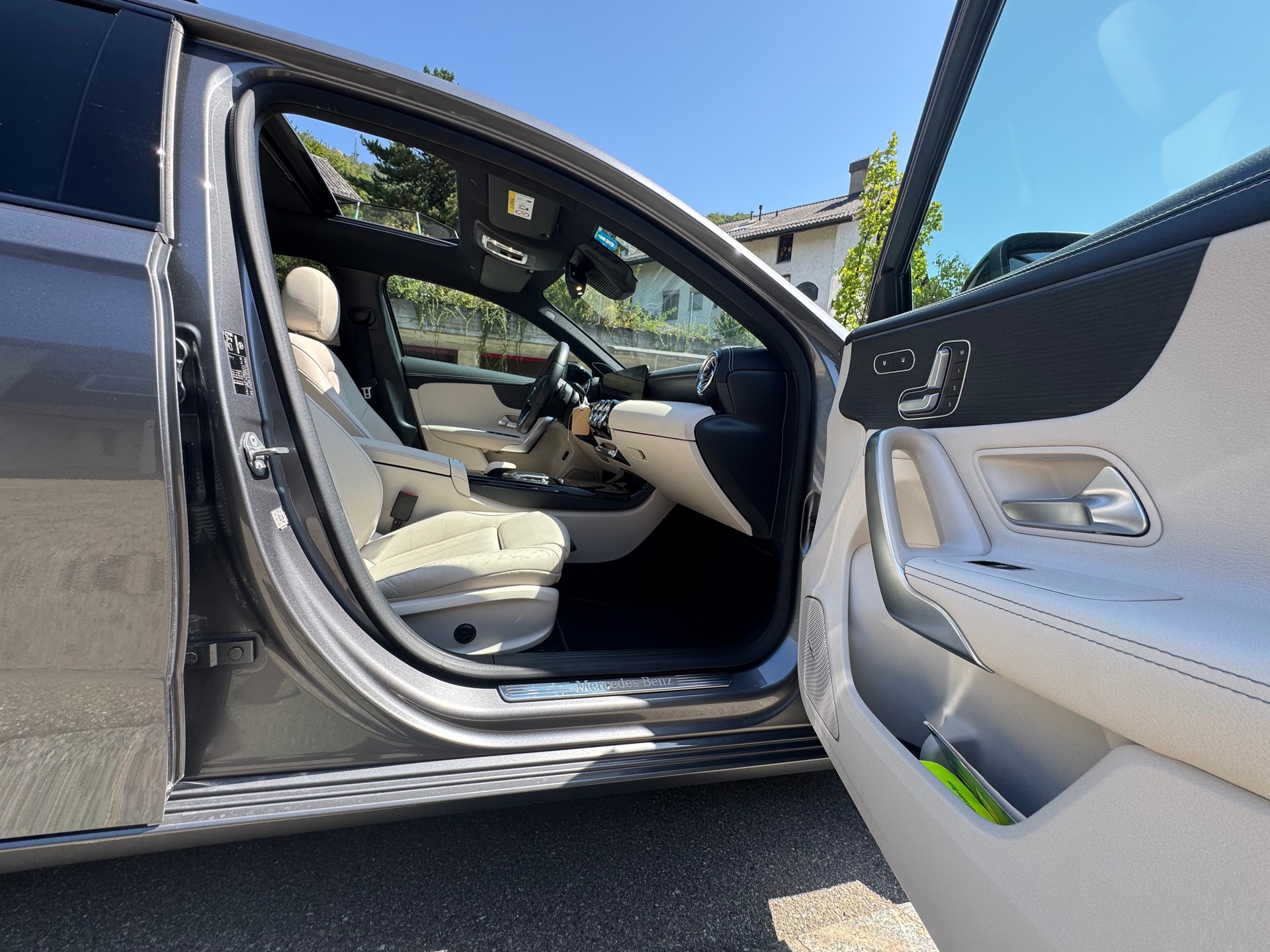 MERCEDES-BENZ A250 AMG*AHK*Sitzheizung&Kühlung*360Kamera*Keyless Go*8-fach bereift*Panoramadach*218PS*-image-12