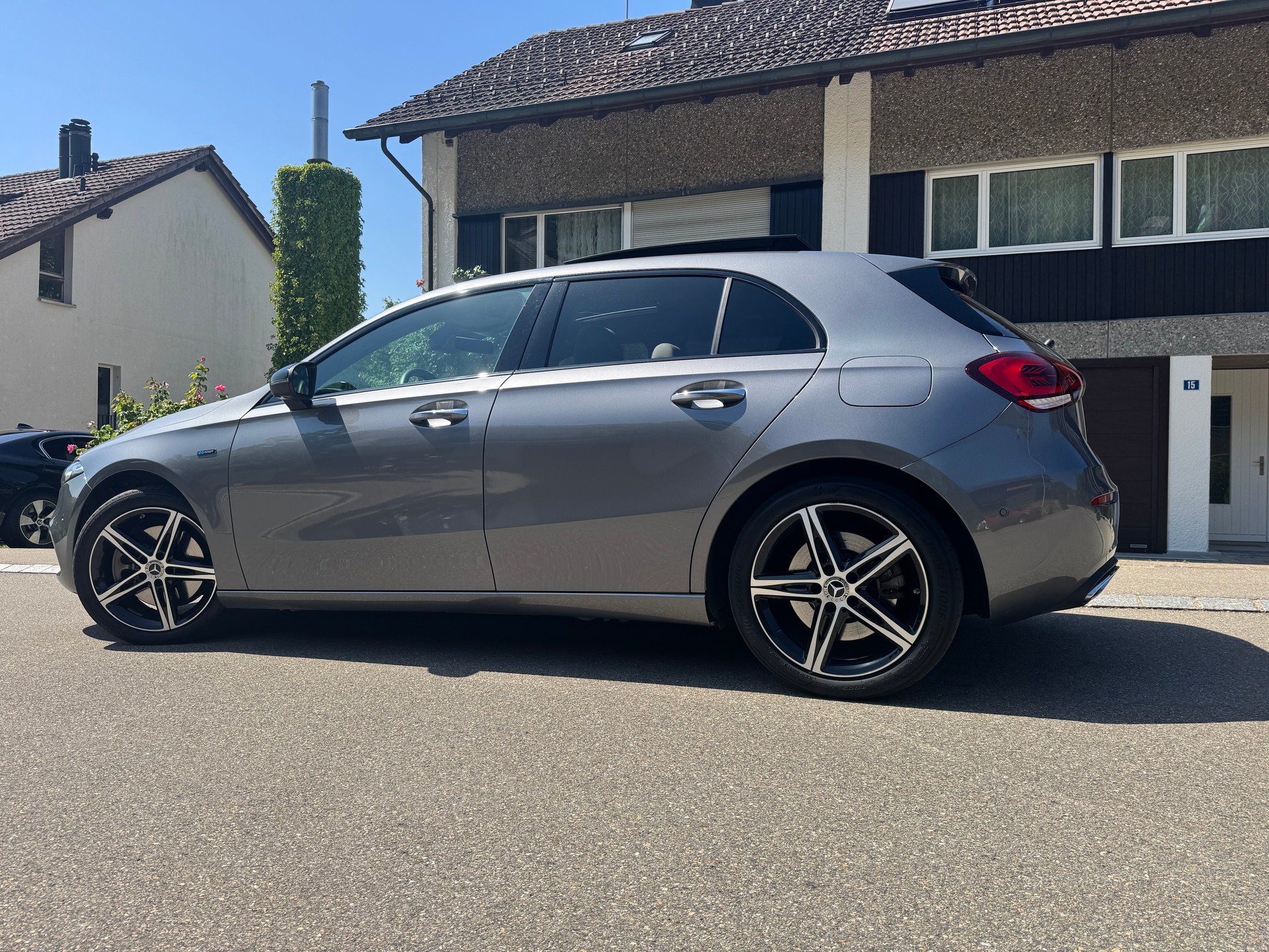MERCEDES-BENZ A250 AMG*AHK*Sitzheizung&Kühlung*360Kamera*Keyless Go*8-fach bereift*Panoramadach*218PS*-image-1