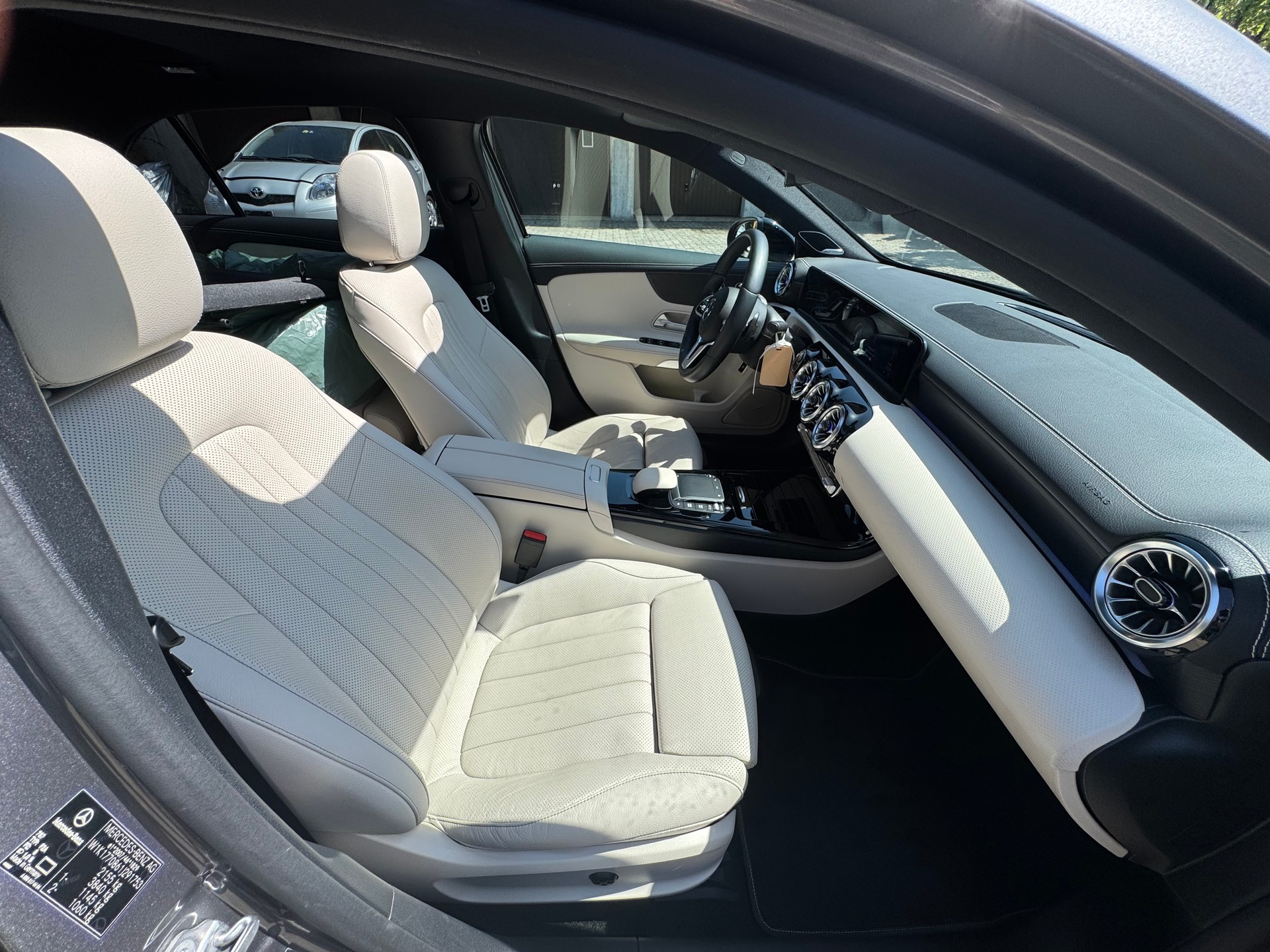 MERCEDES-BENZ A250 AMG*AHK*Sitzheizung&Kühlung*360Kamera*Keyless Go*8-fach bereift*Panoramadach*218PS*-image-11
