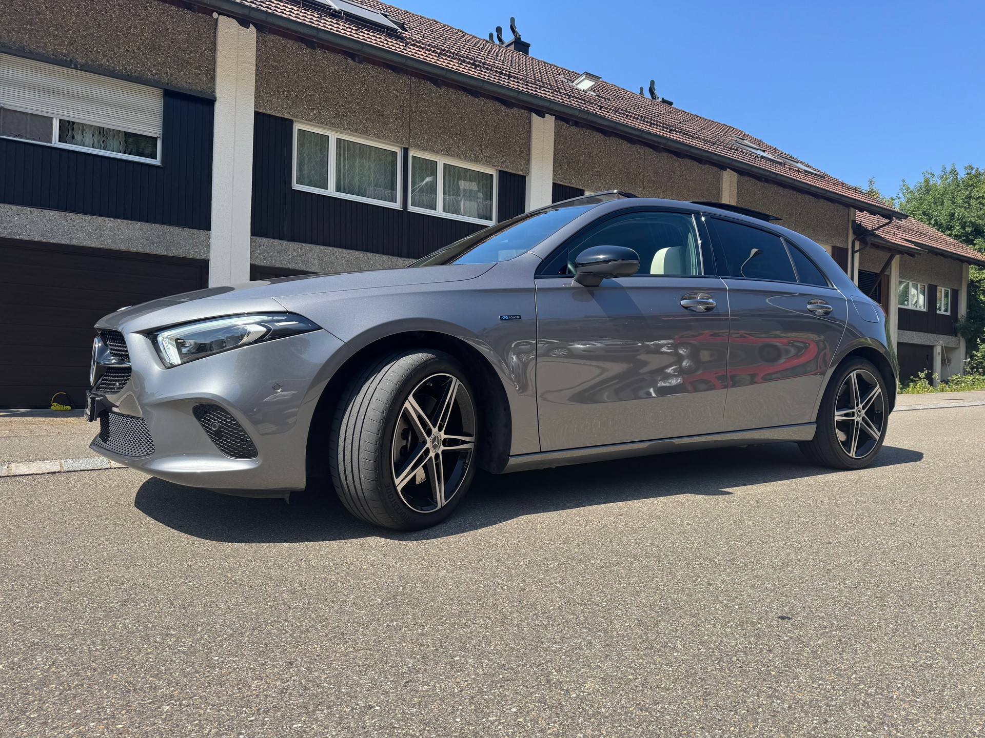 MERCEDES-BENZ A250 AMG*AHK*Sitzheizung&Kühlung*360Kamera*Keyless Go*8-fach bereift*Panoramadach*218PS*
