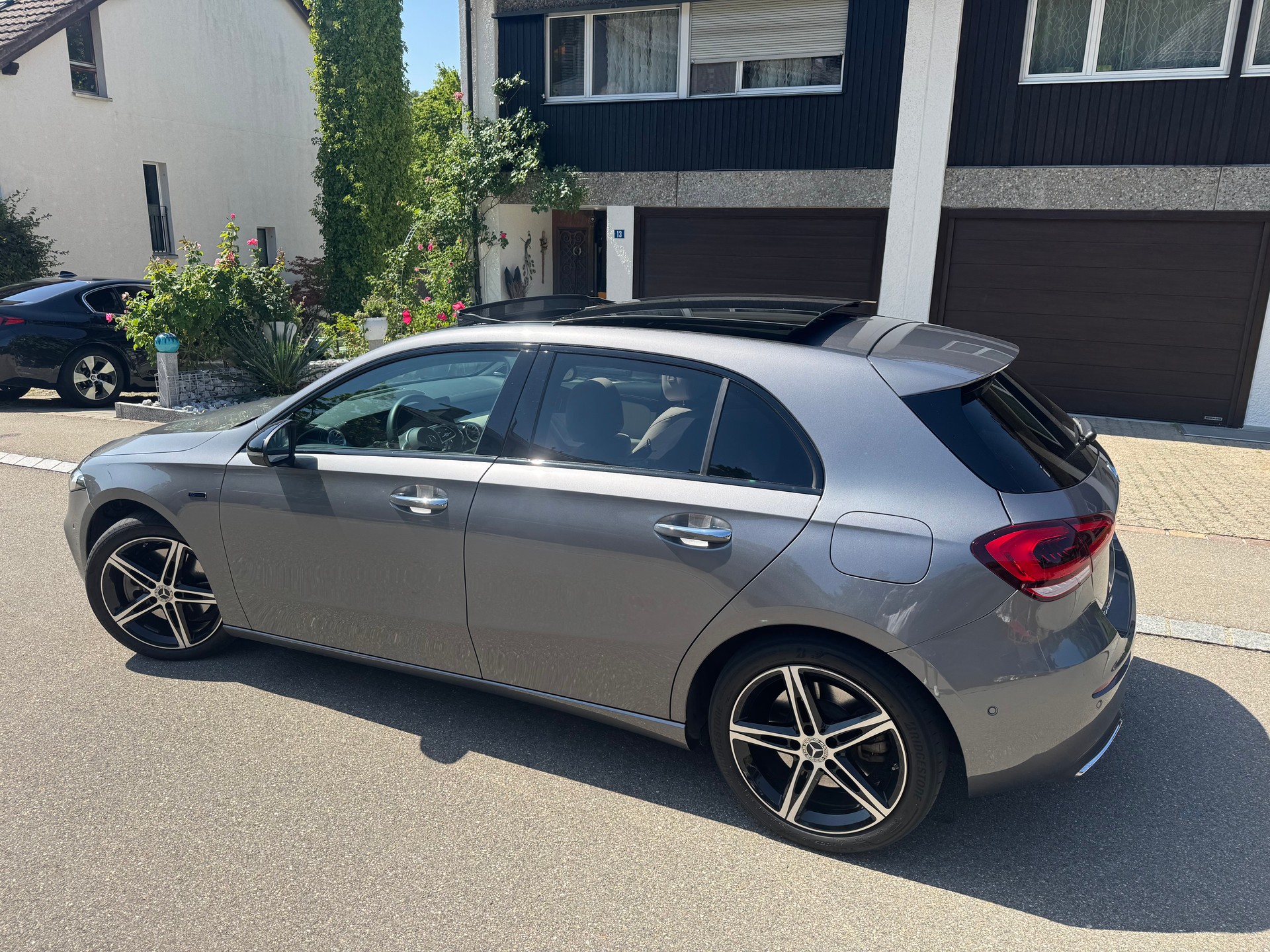 MERCEDES-BENZ A250 AMG*AHK*Sitzheizung&Kühlung*360Kamera*Keyless Go*8-fach bereift*Panoramadach*218PS*-image-2