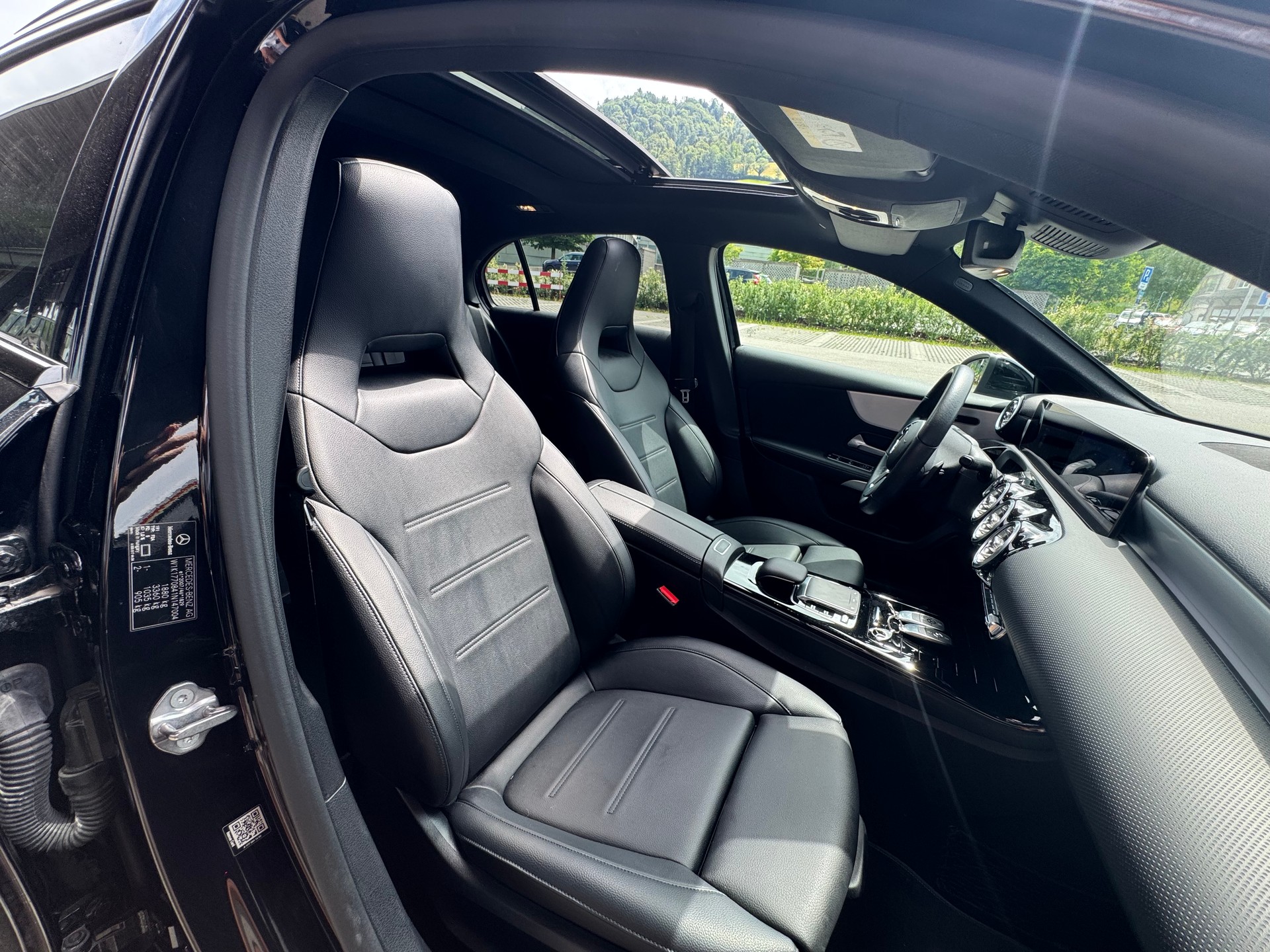 MERCEDES-BENZ A 180 AMG Line*CH Auto*Panoramadach*Elekt.Sitze*Gratis Service* frisch MFK* Volltank*