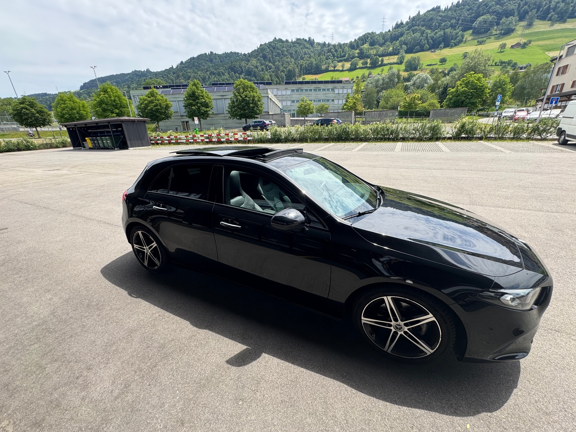 MERCEDES-BENZ A 180 AMG Line*CH Auto*Panoramadach*Elekt.Sitze*Gratis Service* frisch MFK* Volltank*-image-5