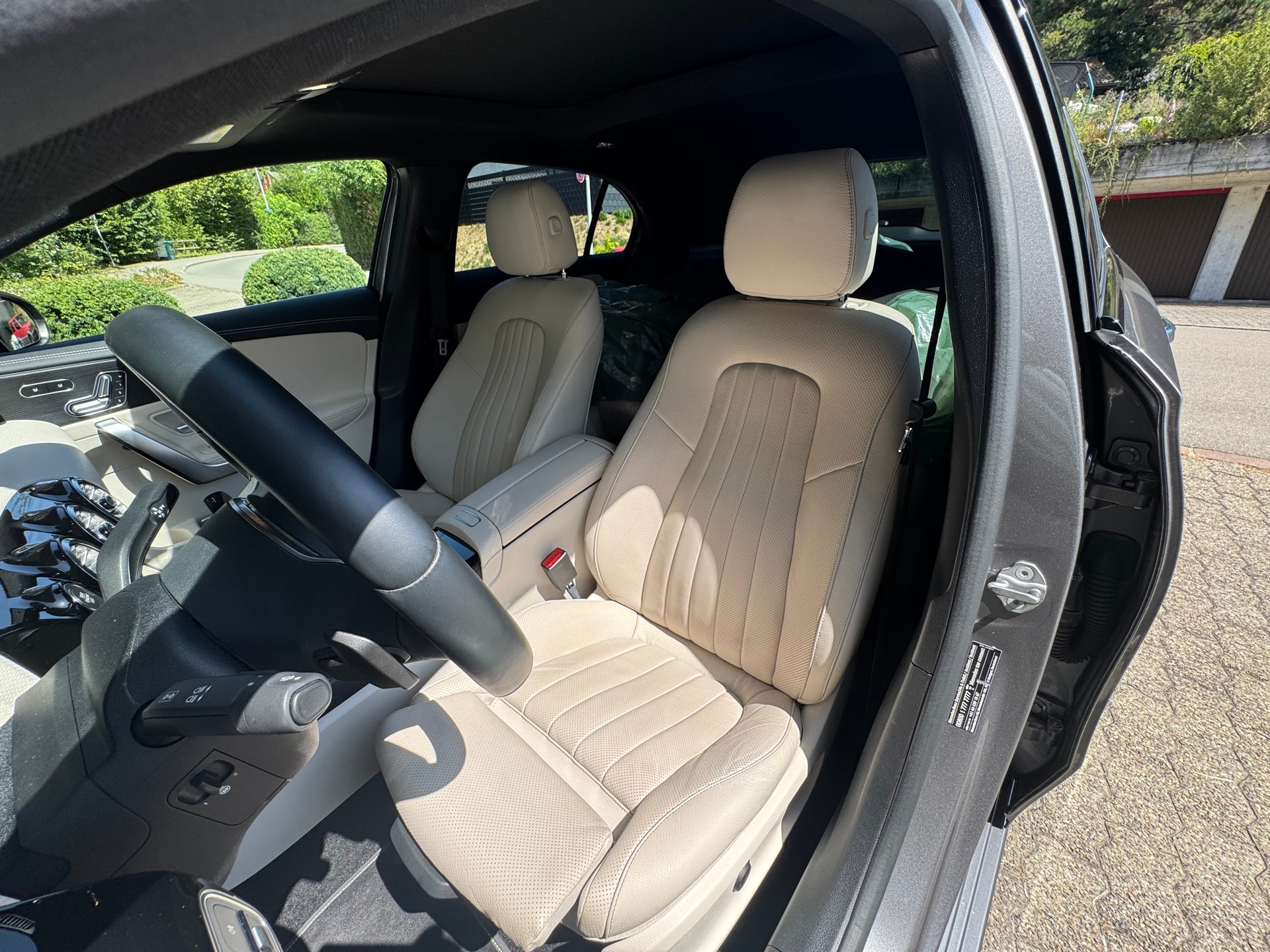 MERCEDES-BENZ A250 AMG*AHK*Sitzheizung&Kühlung*360Kamera*Keyless Go*8-fach bereift*Panoramadach*218PS*-image-19