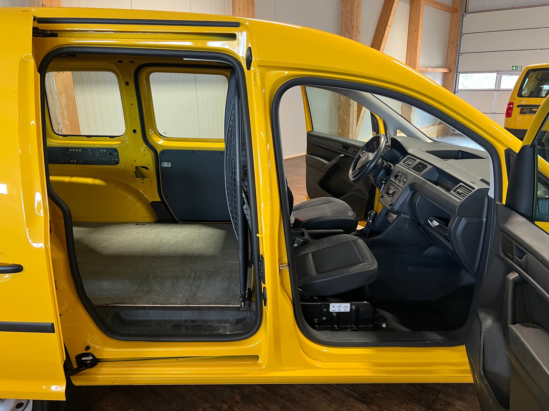VW Caddy 2.0TDI BlueMotion Technology-image-13