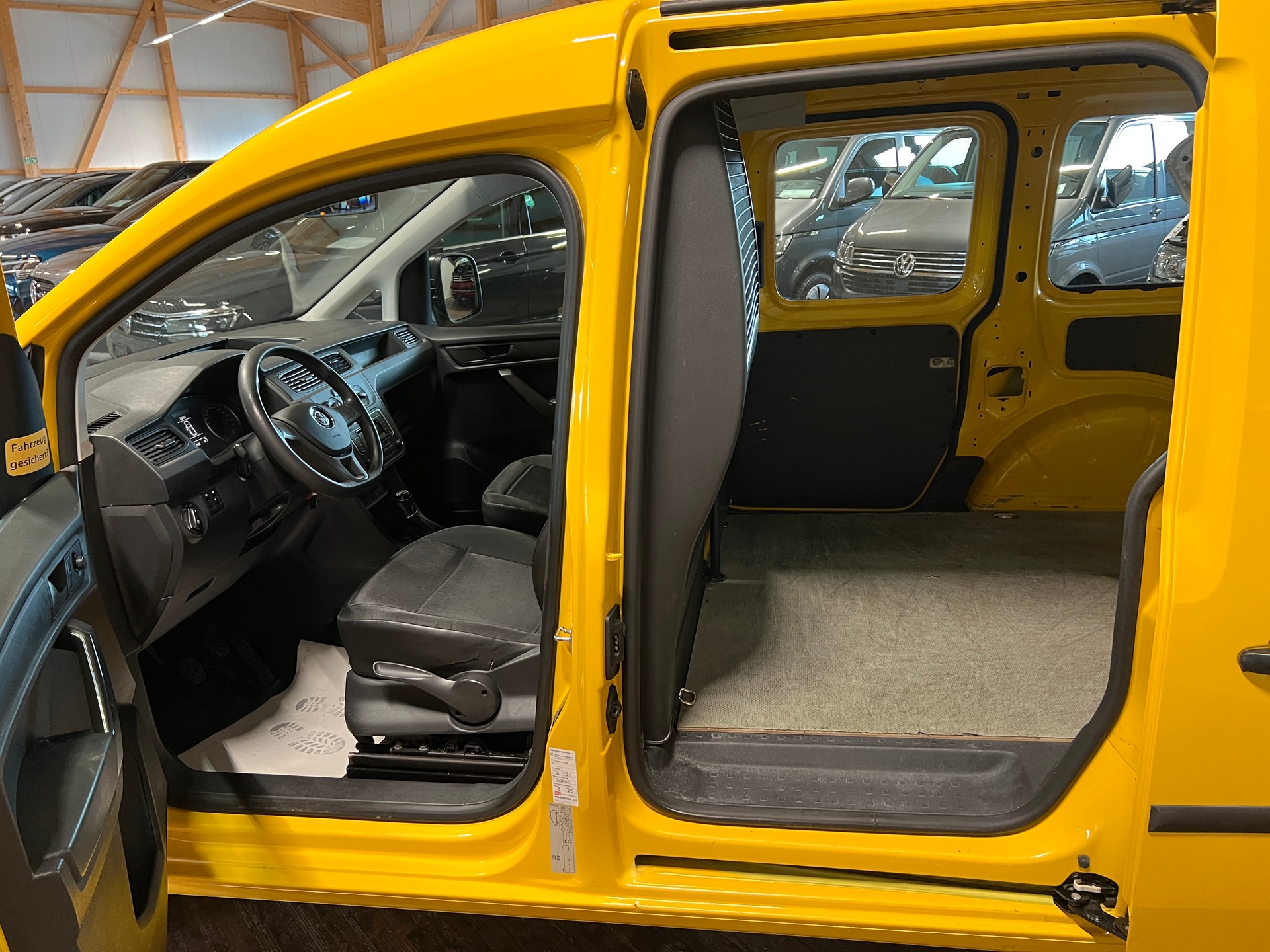 VW Caddy 2.0TDI BlueMotion Technology-image-10