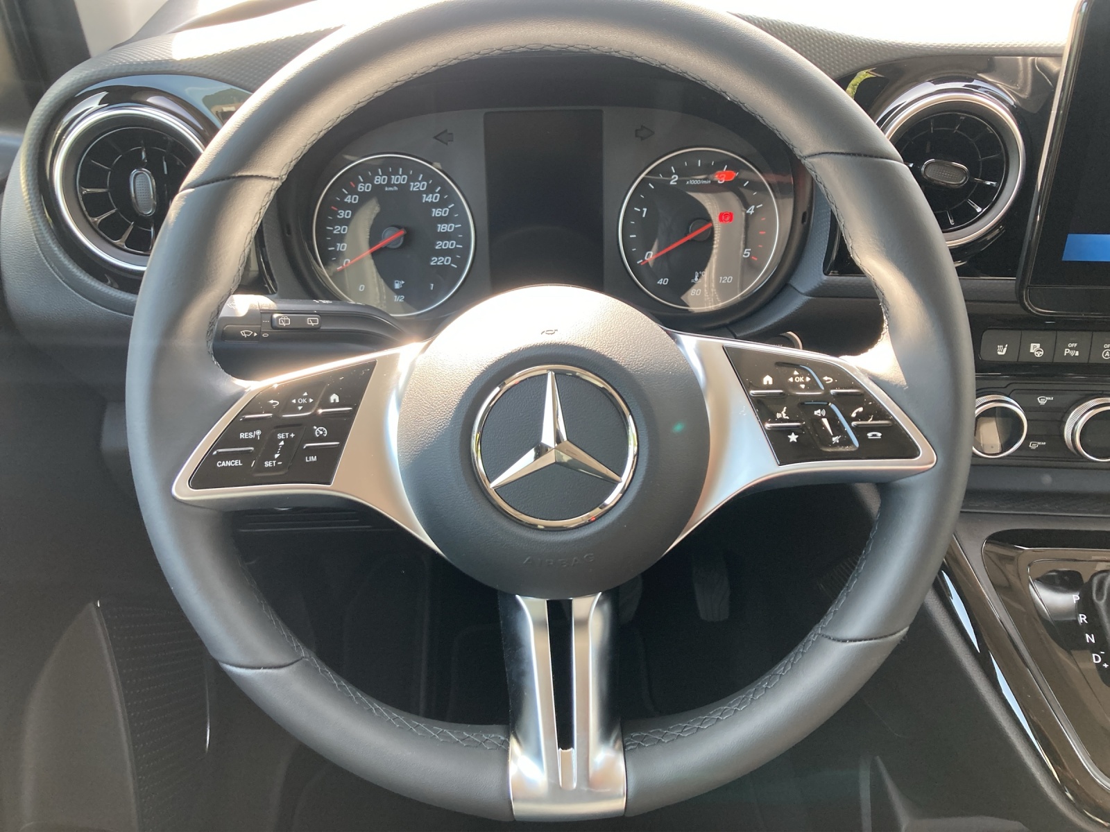 MERCEDES-BENZ T-Klasse 180 d Style S Automat-image-12