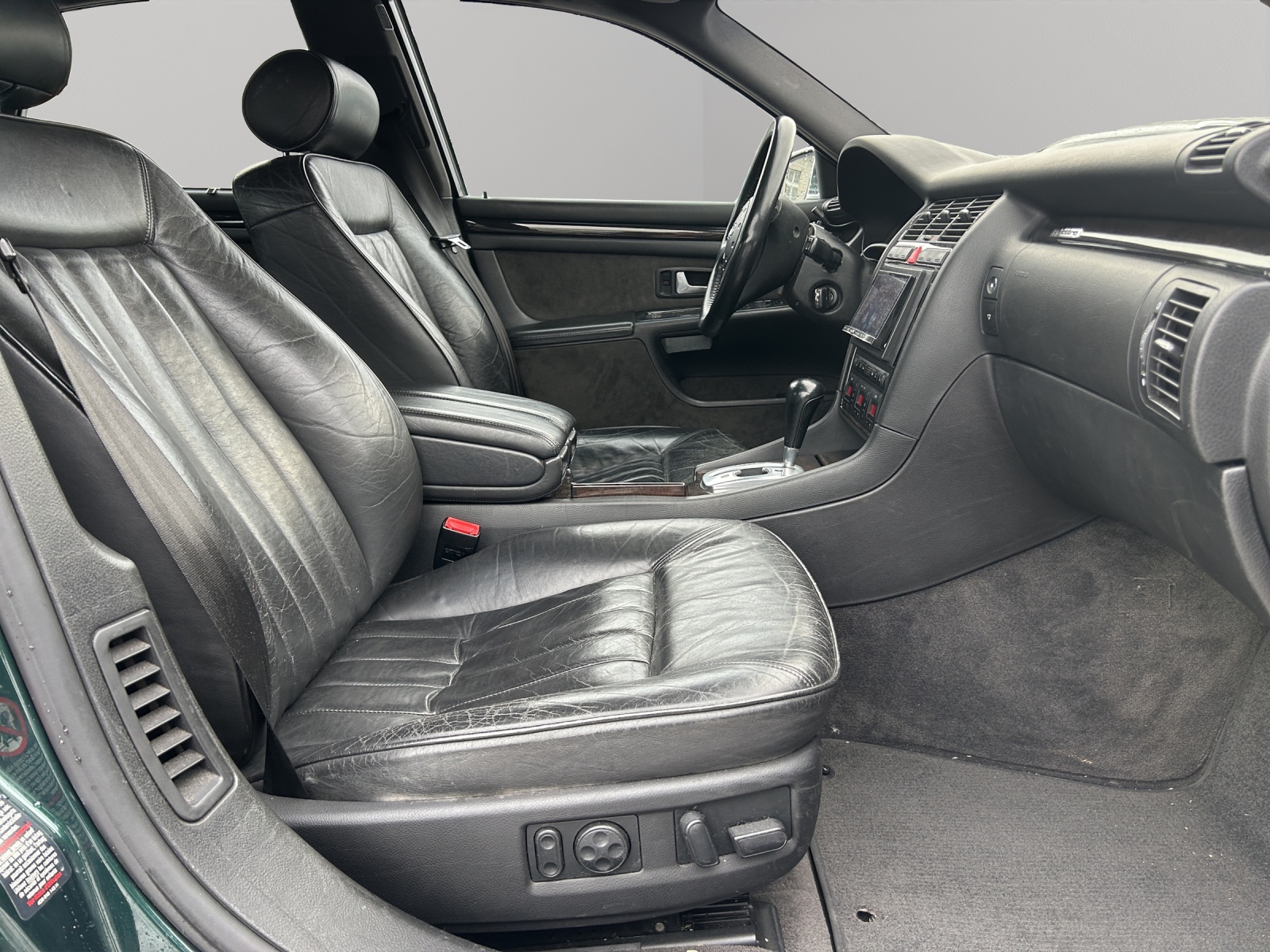 AUDI S8 4.2 quattro-image-12