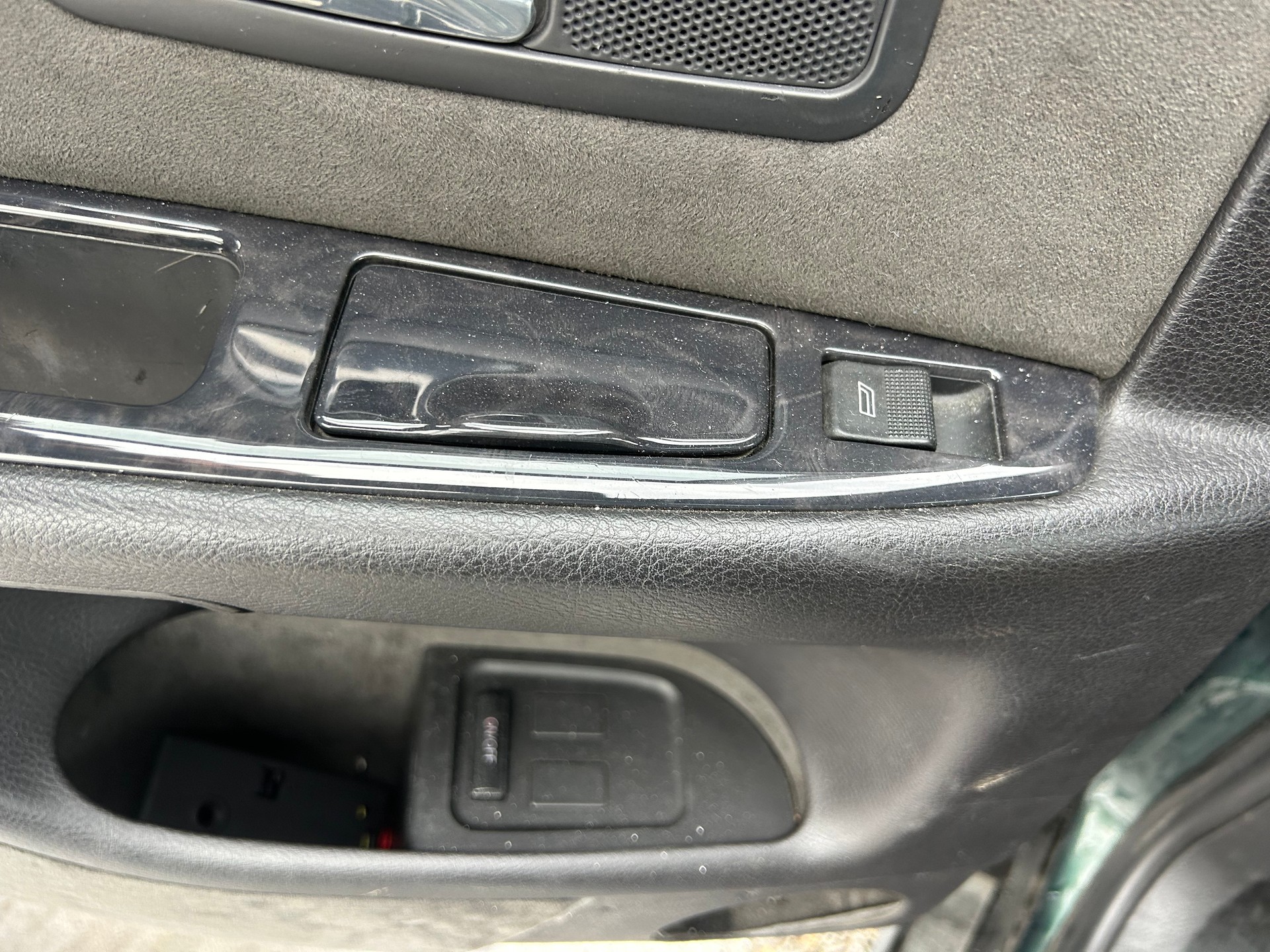 AUDI S8 4.2 quattro-image-22