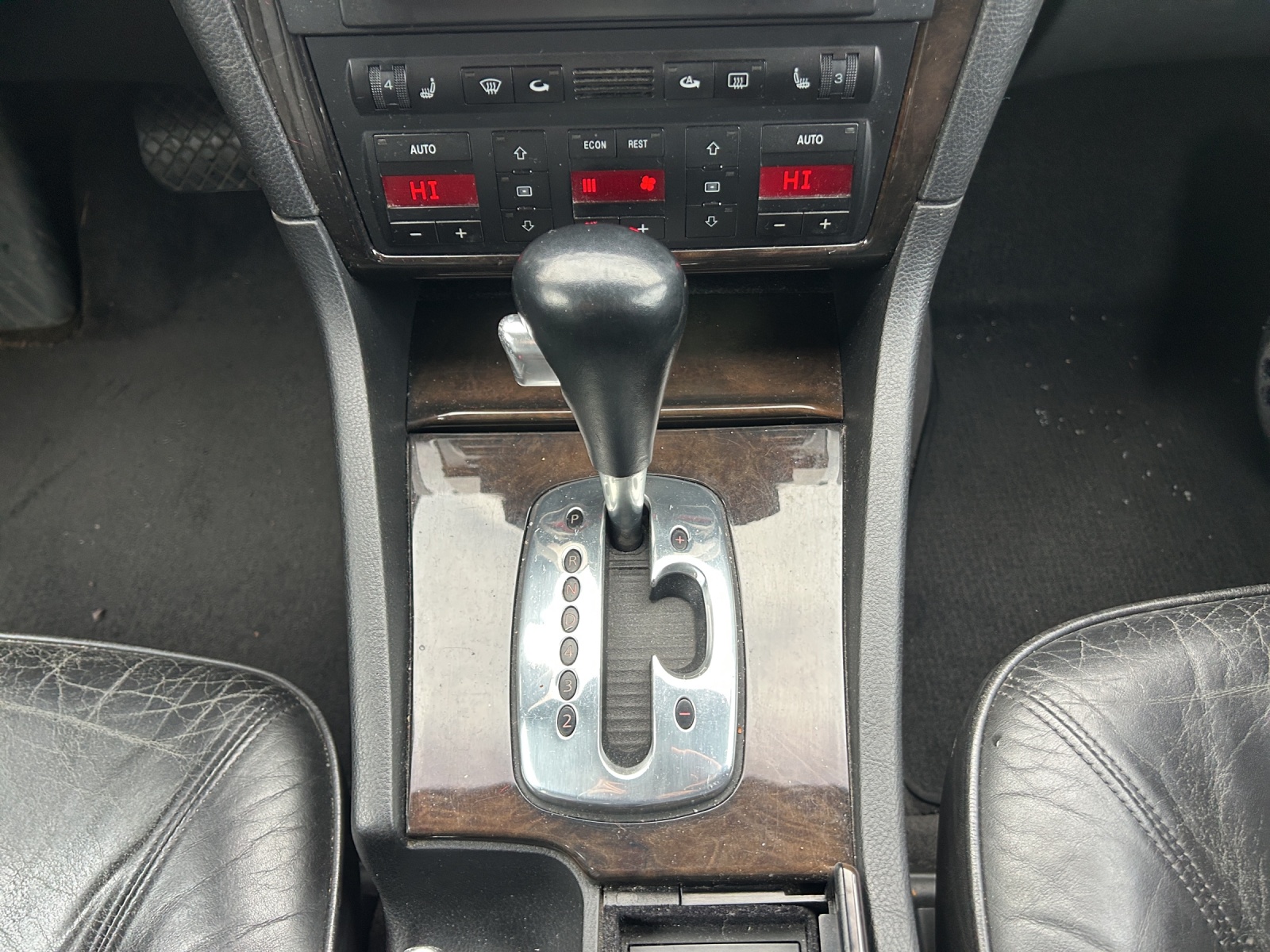 AUDI S8 4.2 quattro-image-10