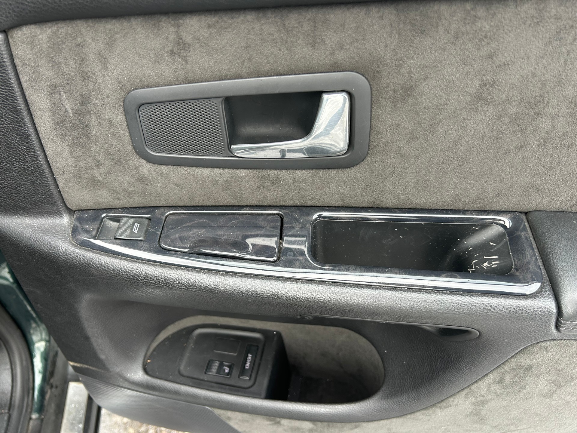 AUDI S8 4.2 quattro-image-24